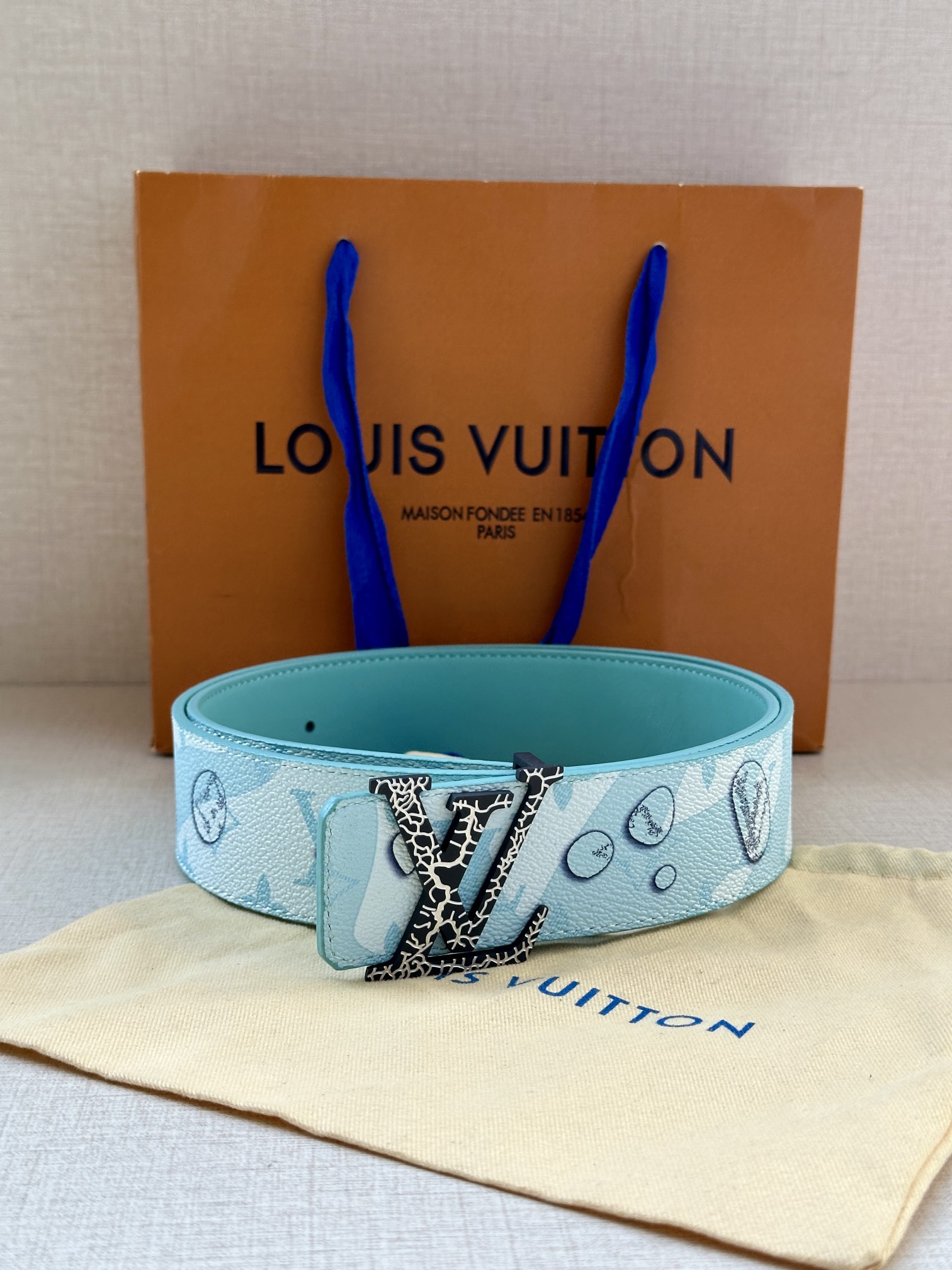 LV Aqua 双面腰带为传统设计引入现实主义意趣