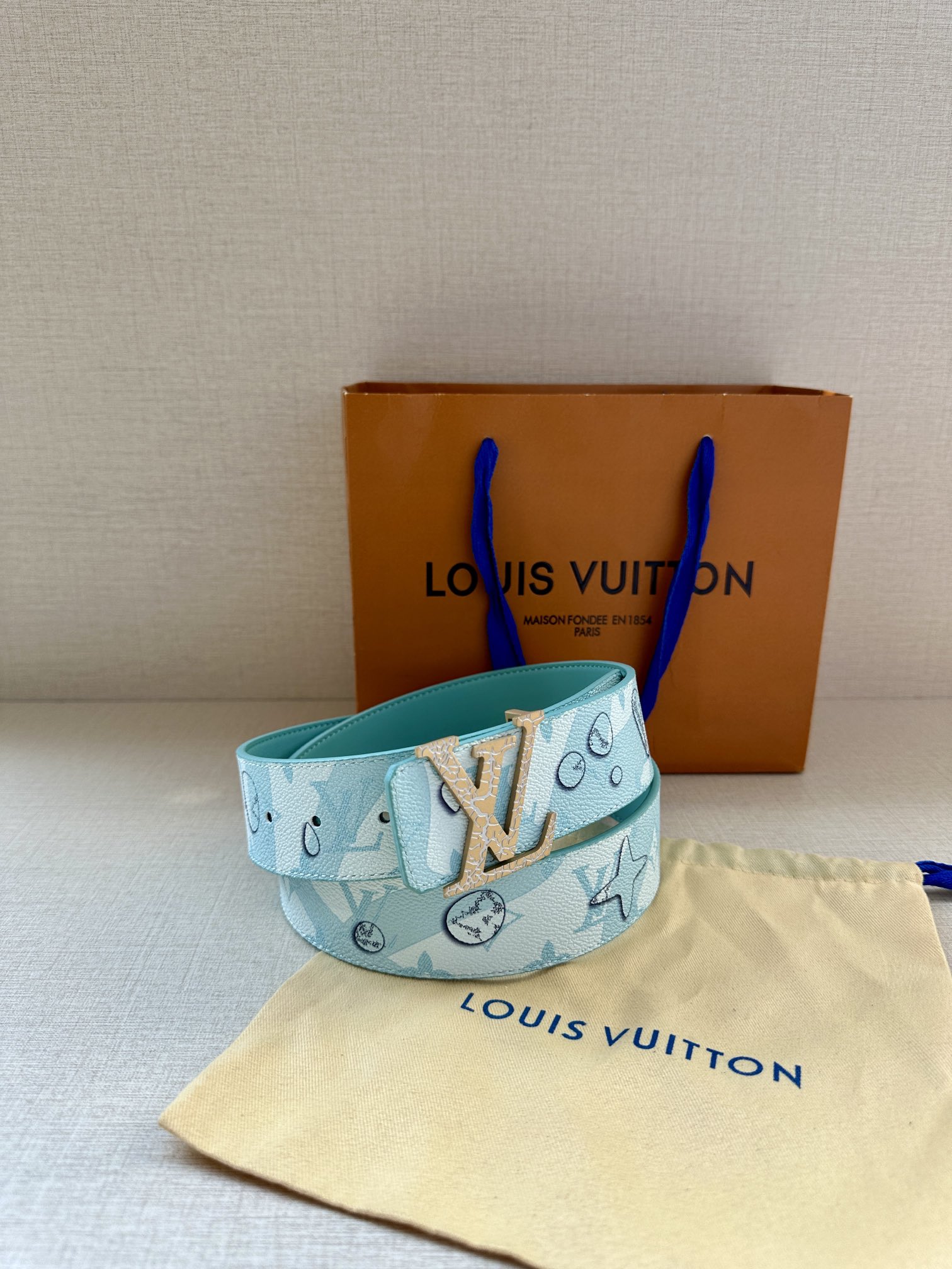 LV Aqua 双面腰带为传统设计引入现实主义意趣