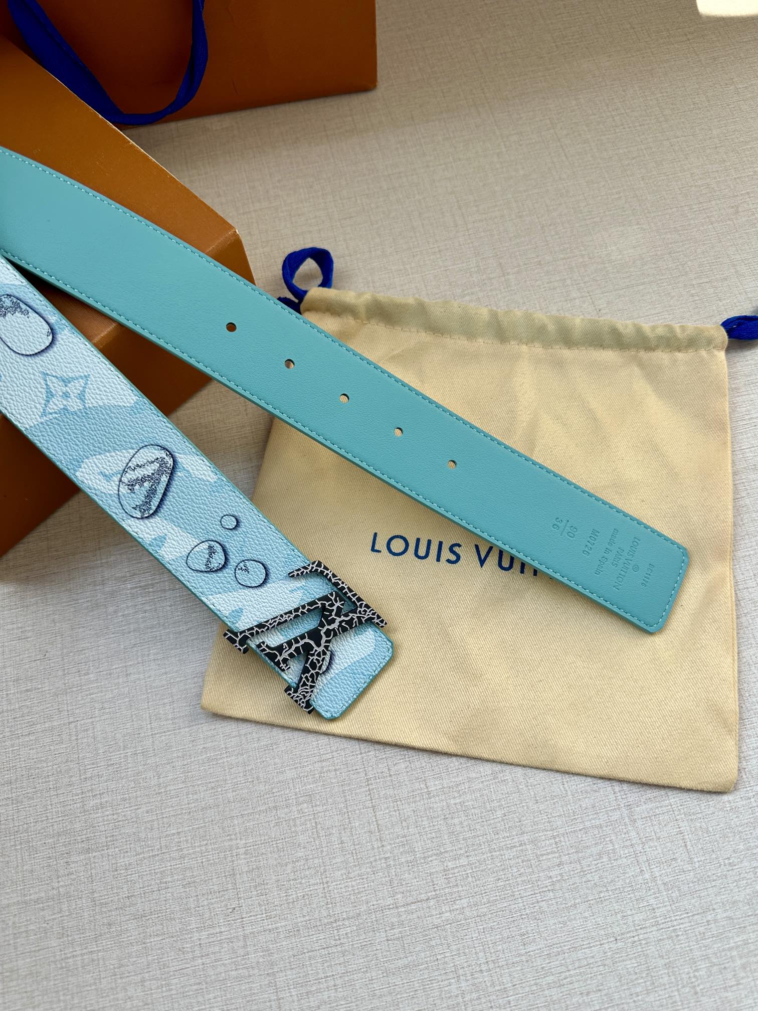 LV Aqua 双面腰带为传统设计引入现实主义意趣