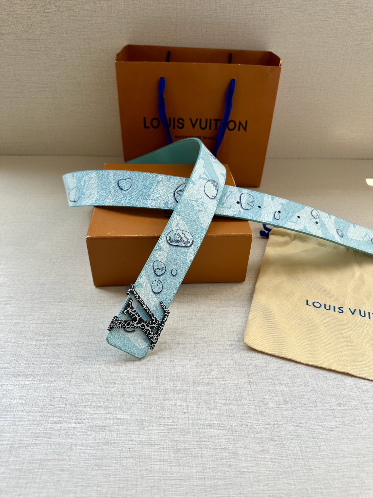 LV Aqua 双面腰带为传统设计引入现实主义意趣