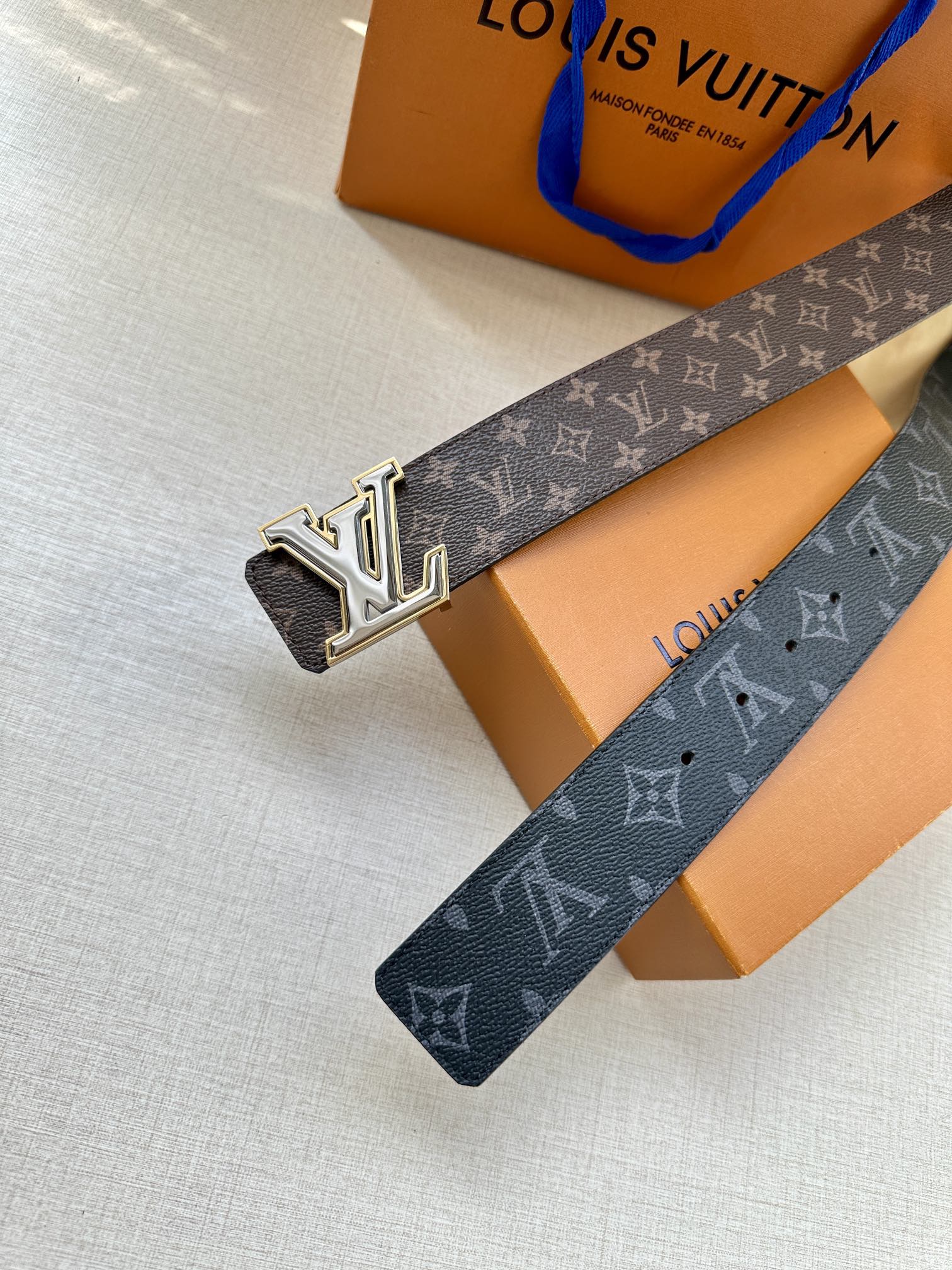 本款4.0宽LVInitials双面腰带展现经典Monogram帆布的缤纷演绎以LV字母搭扣彰显瞩目风范