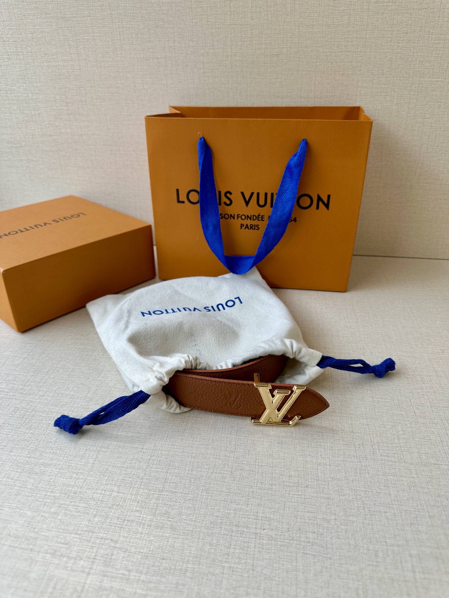 .0宽LVFlowergram双面腰带选用Monogram帆布和Monogram压纹皮革演绎两式风尚以宛