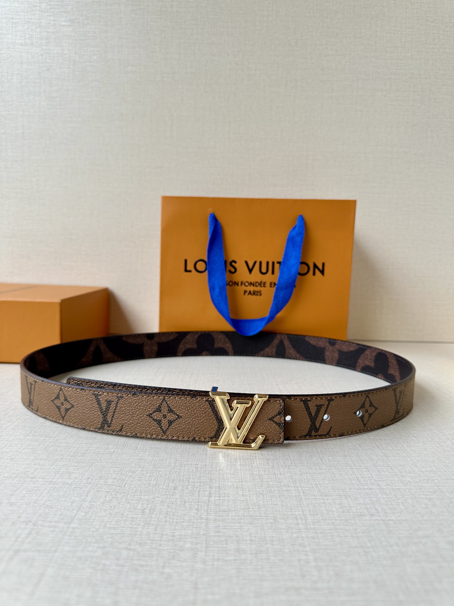 .0宽LVLine双面腰带以MonogramEcliPseReverse帆布和牛皮革展露潮流气息并将相同