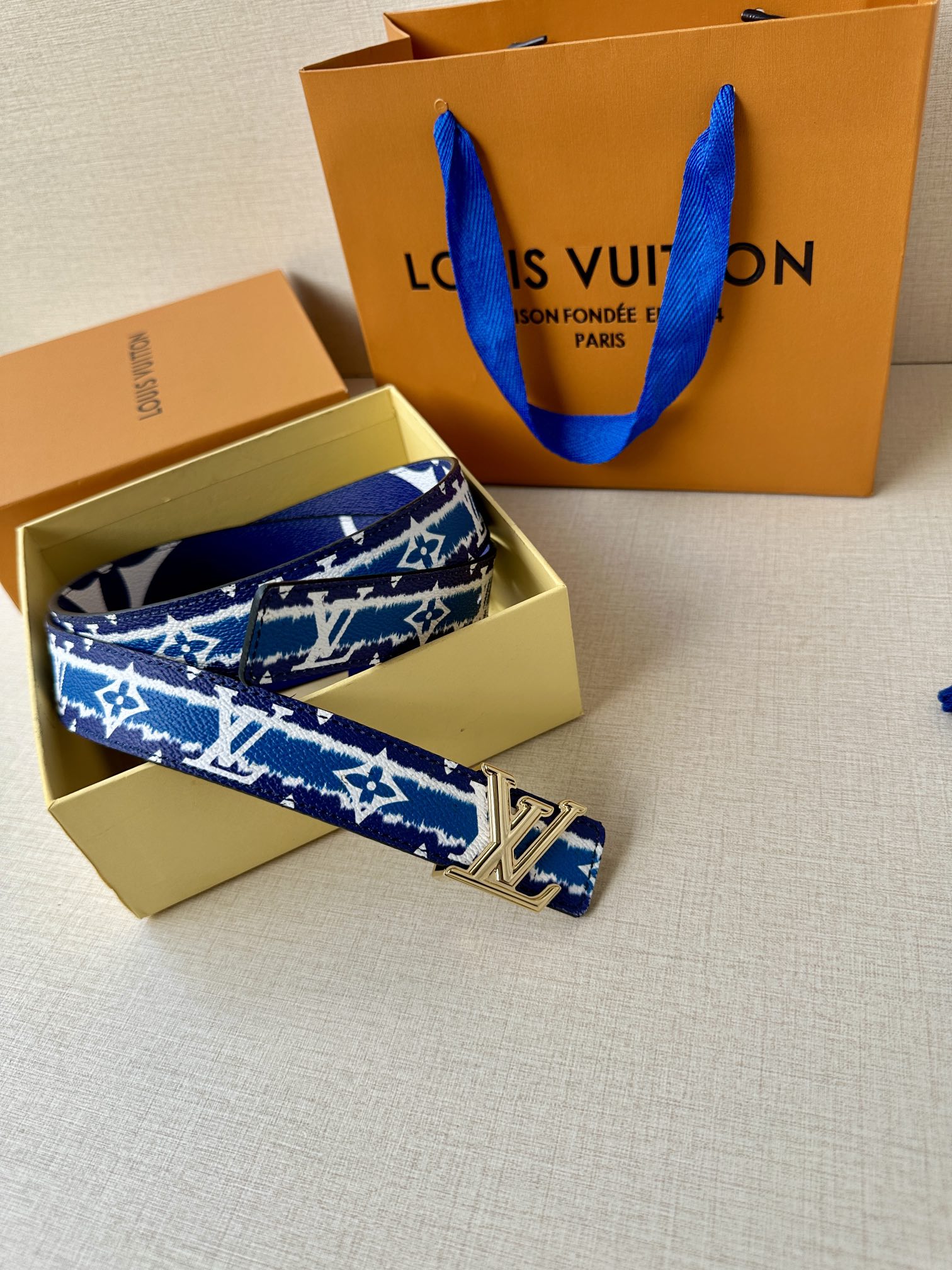 .0宽LVLine双面腰带以MonogramEcliPseReverse帆布和牛皮革展露潮流气息并将相同