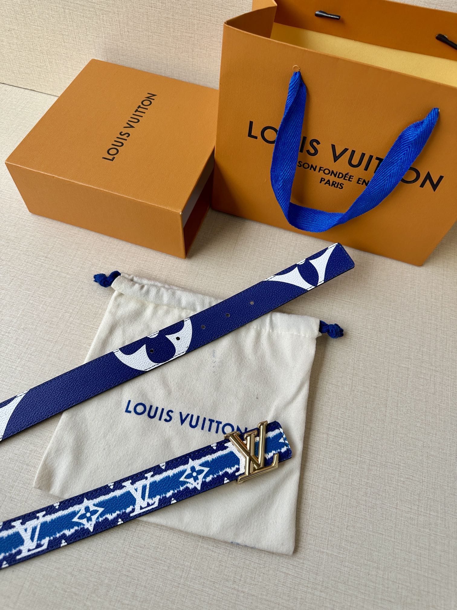 .0宽LVLine双面腰带以MonogramEcliPseReverse帆布和牛皮革展露潮流气息并将相同