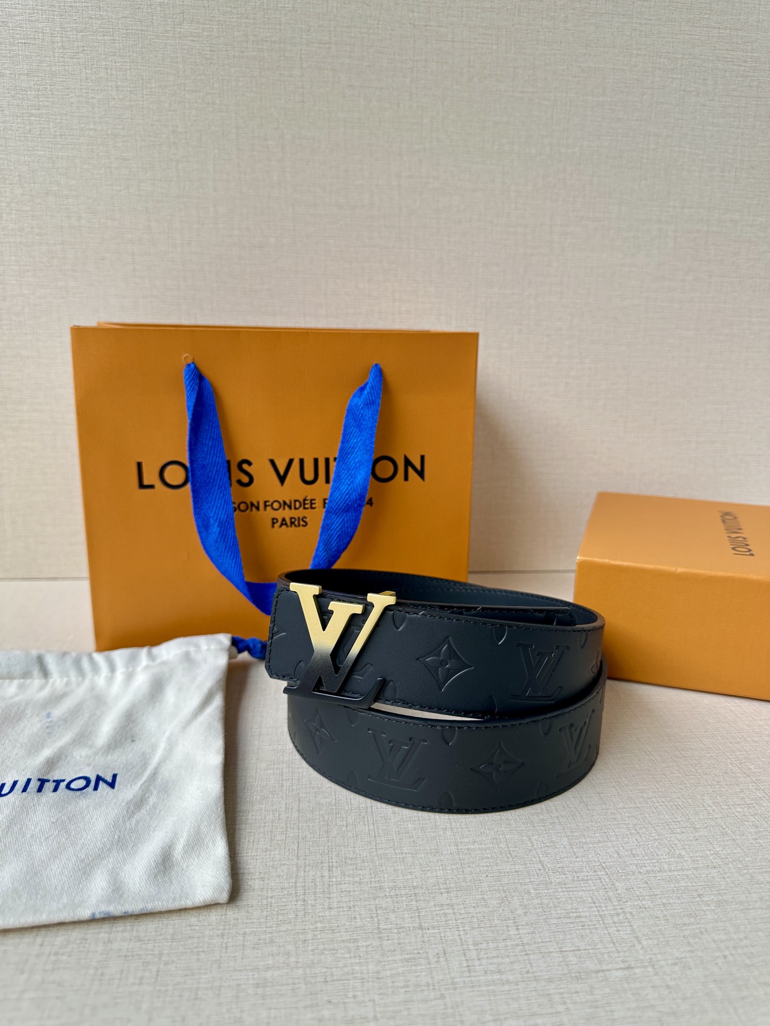  4.0宽 LV Initiales Pearls 双面皮革腰带以 Monogram 压纹和光滑质感演绎