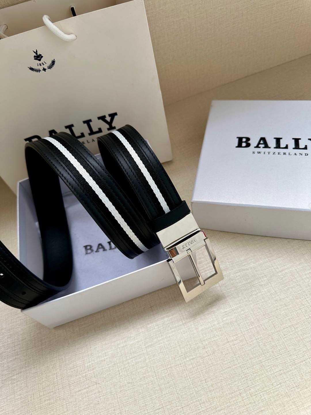  BALLY(巴利) 专柜同款 宽3.4这款选用面皮搭布条 反面进口牛皮精制而成 正面金属搭扣，简约百搭