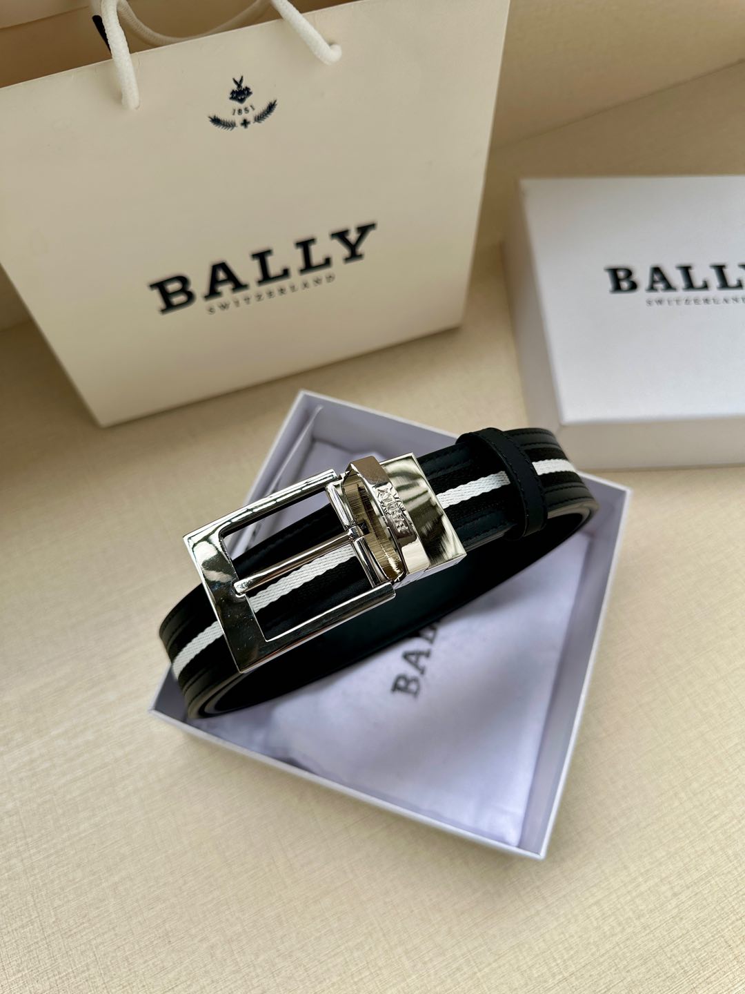  BALLY(巴利) 专柜同款 宽3.4这款选用面皮搭布条 反面进口牛皮精制而成 正面金属搭扣，简约百搭