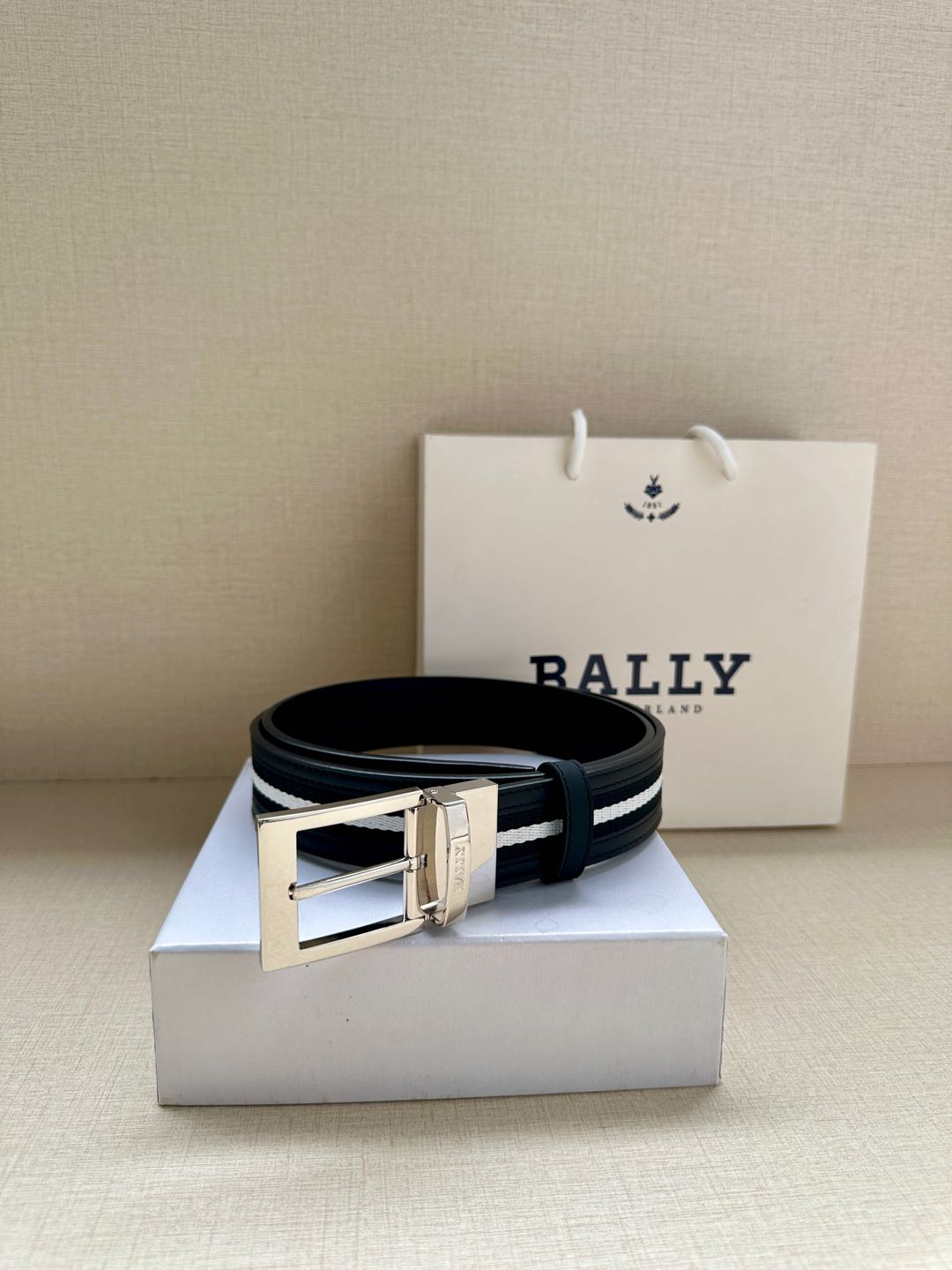  BALLY(巴利) 专柜同款 宽3.4这款选用面皮搭布条 反面进口牛皮精制而成 正面金属搭扣，简约百搭