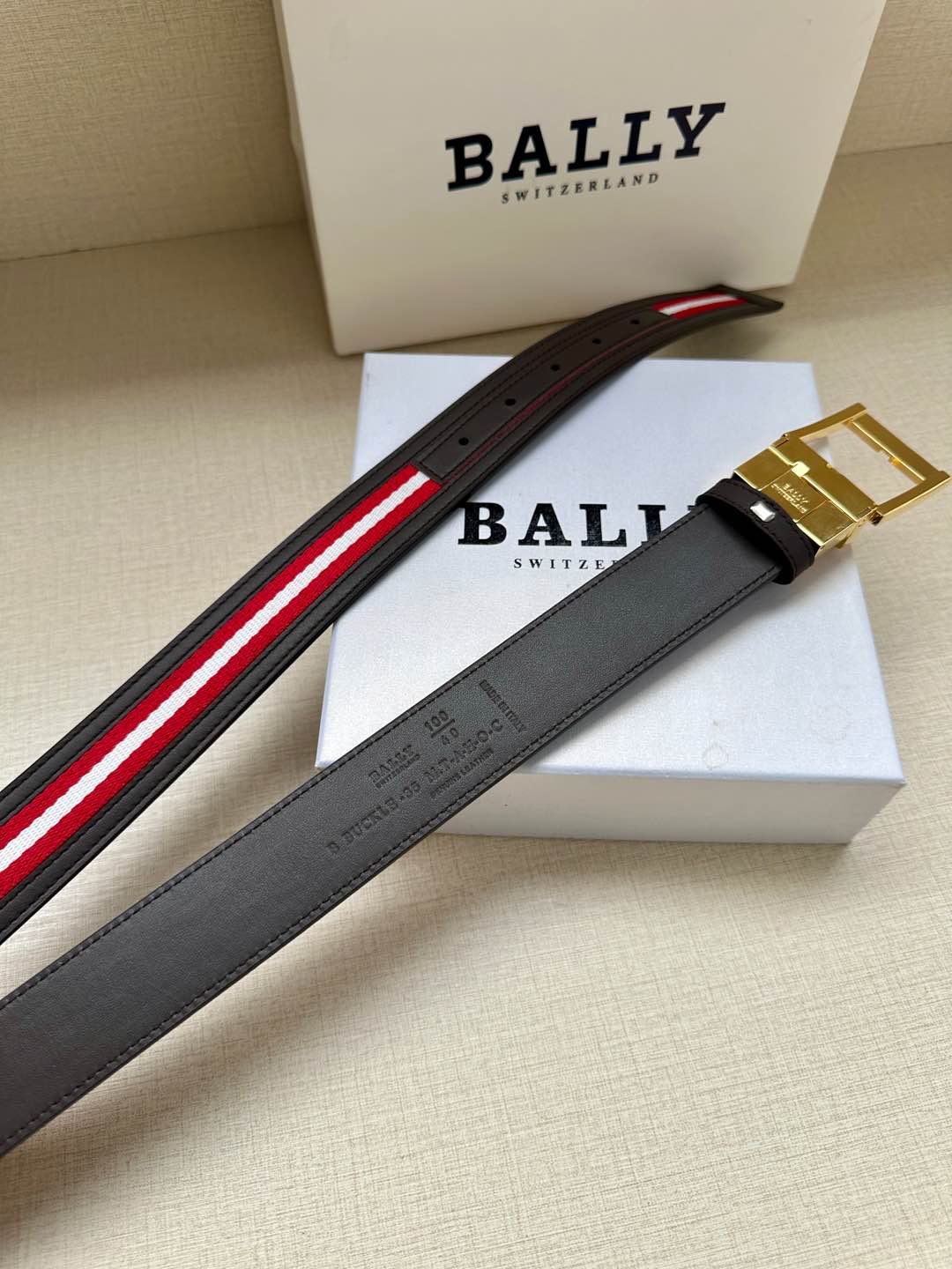  BALLY(巴利) 专柜同款 宽3.4这款选用面皮搭布条 反面进口牛皮精制而成 正面金属搭扣，简约百搭