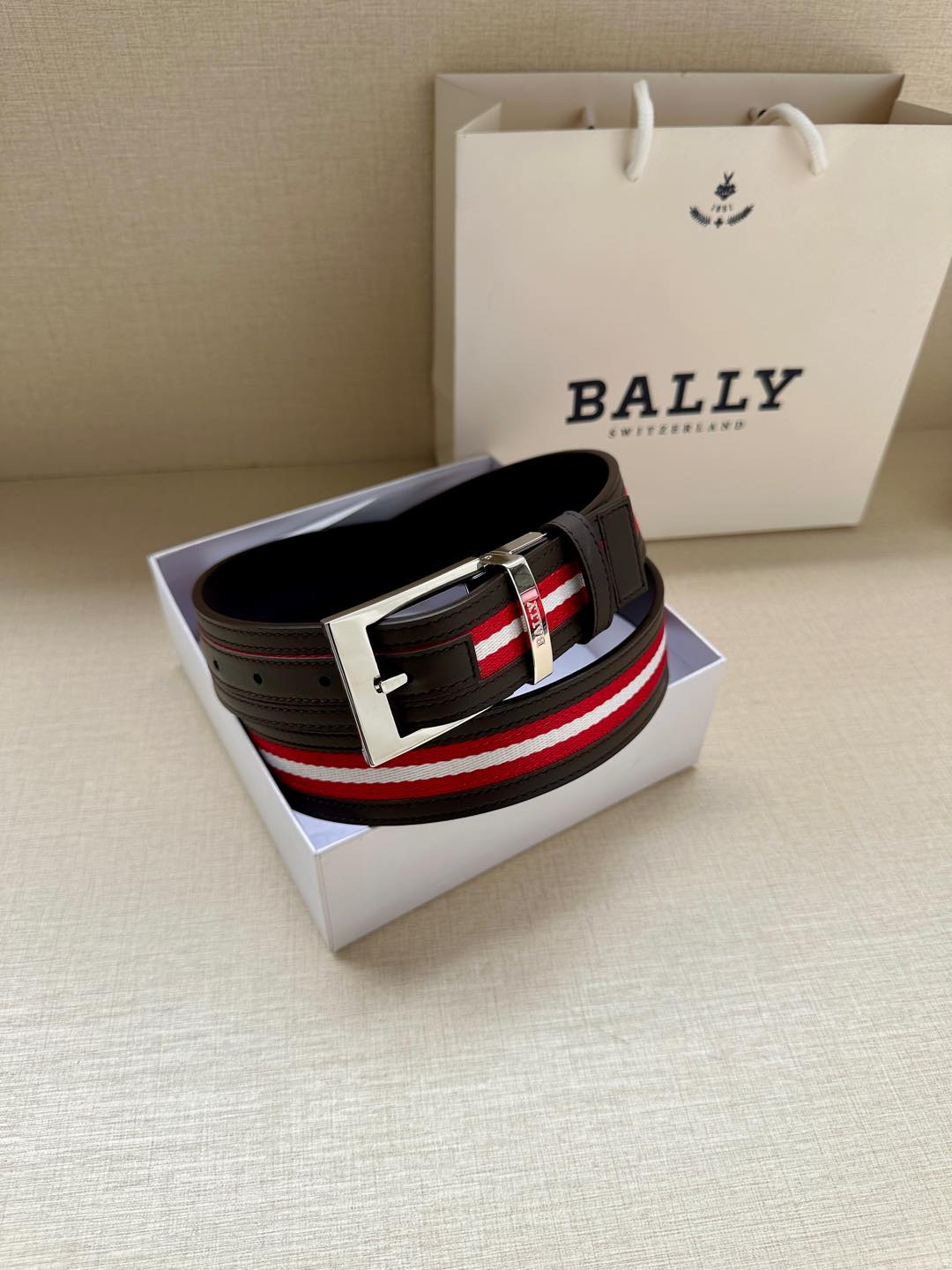  BALLY(巴利) 专柜同款 宽3.4这款选用面皮搭布条 反面进口牛皮精制而成 正面金属搭扣，简约百搭