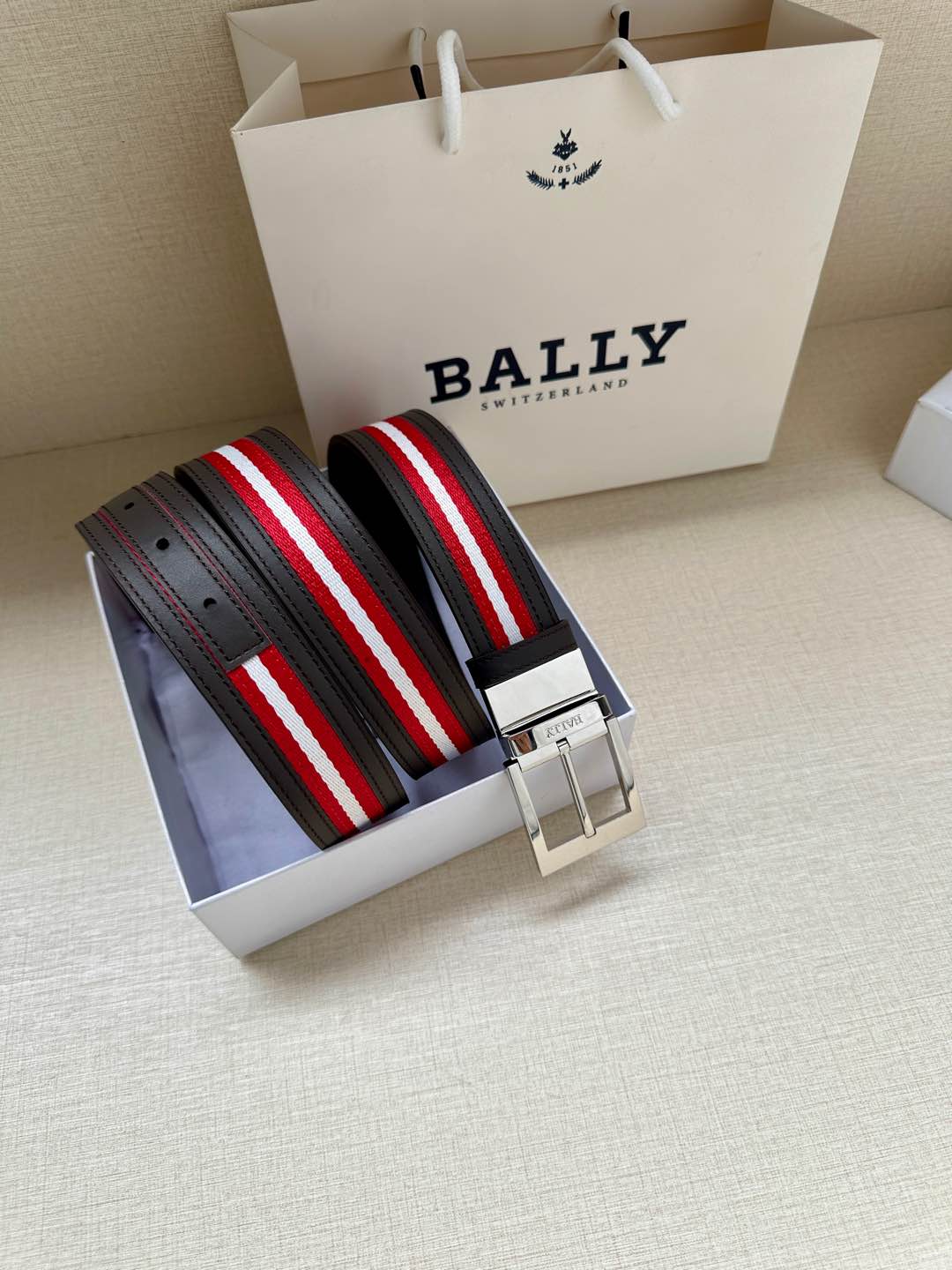  BALLY(巴利) 专柜同款 宽3.4这款选用面皮搭布条 反面进口牛皮精制而成 正面金属搭扣，简约百搭