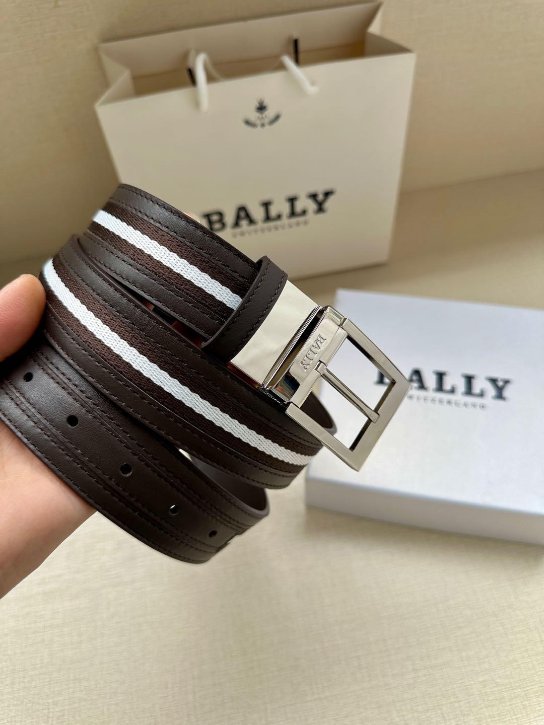  BALLY(巴利) 专柜同款 宽3.4这款选用面皮搭布条 反面进口牛皮精制而成 正面金属搭扣，简约百搭