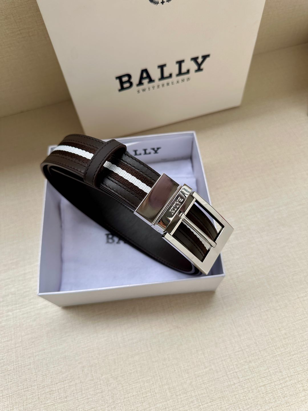  BALLY(巴利) 专柜同款 宽3.4这款选用面皮搭布条 反面进口牛皮精制而成 正面金属搭扣，简约百搭