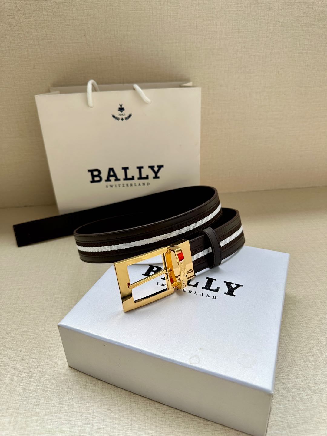  BALLY(巴利) 专柜同款 宽3.4这款选用面皮搭布条 反面进口牛皮精制而成 正面金属搭扣，简约百搭