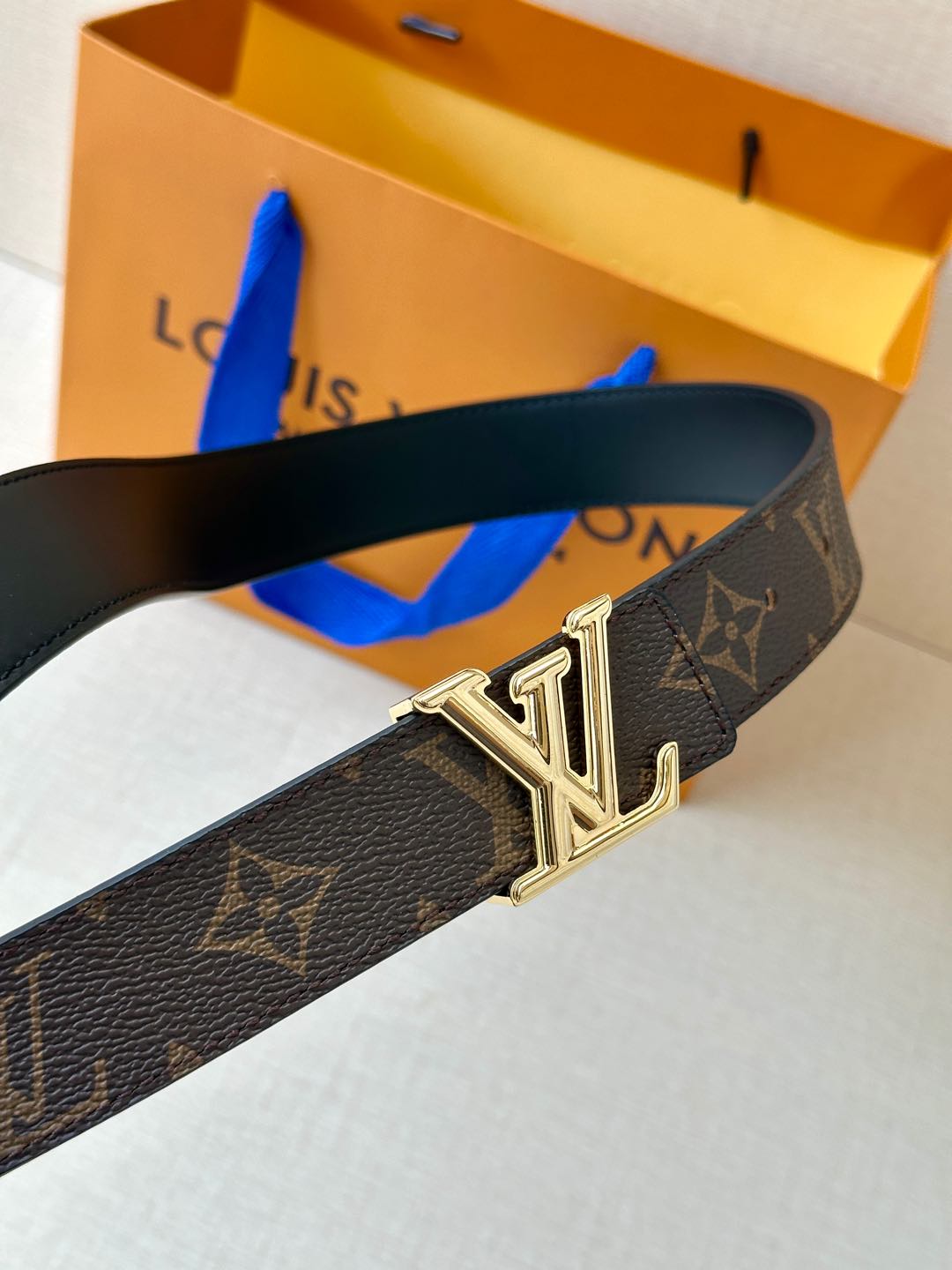  本款3.0宽 LV Initiales 双面腰带拼接光滑牛皮革和标志性 Monogram 帆布，搭配抛