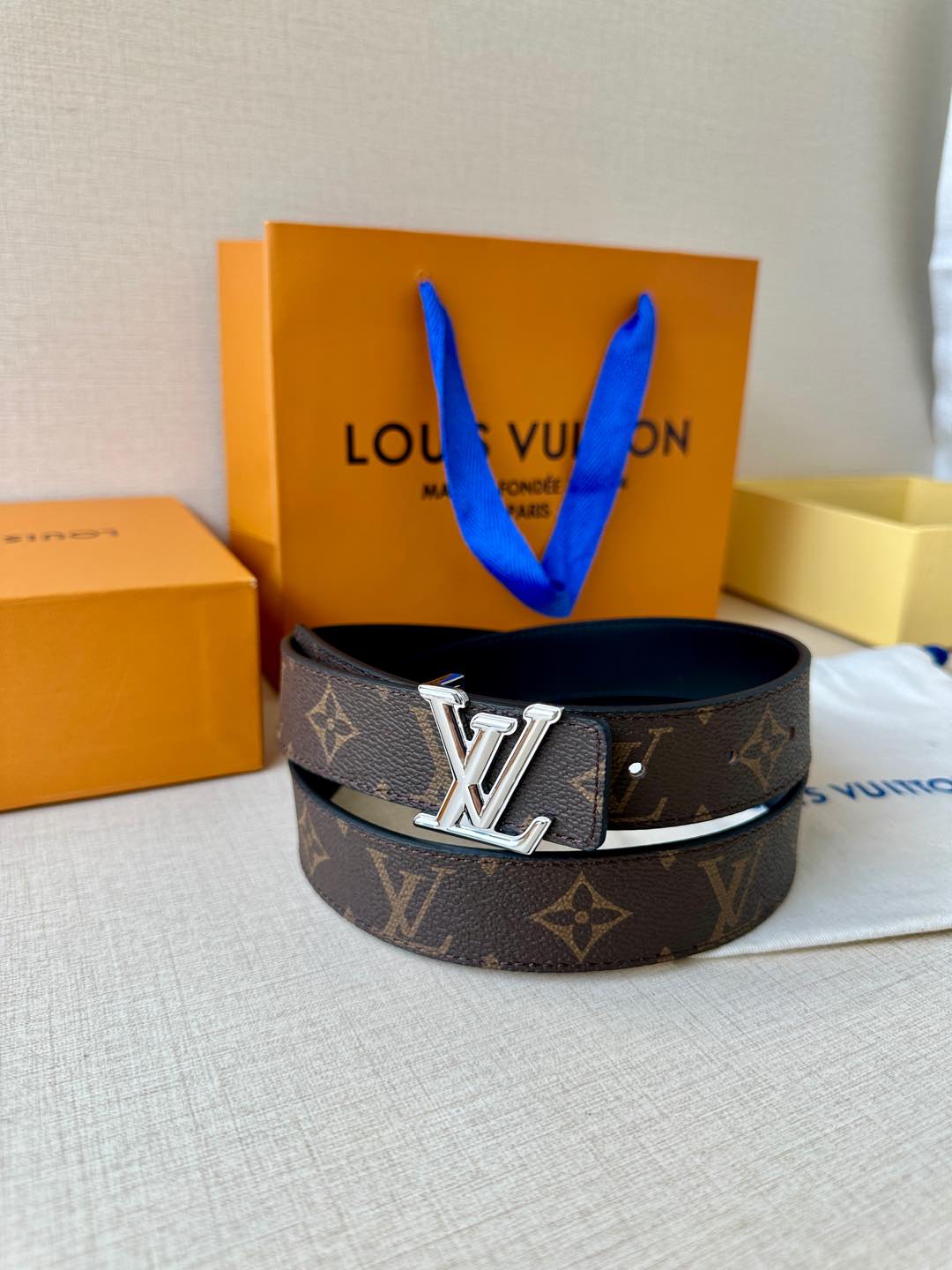  本款3.0宽 LV Initiales 双面腰带拼接光滑牛皮革和标志性 Monogram 帆布，搭配抛