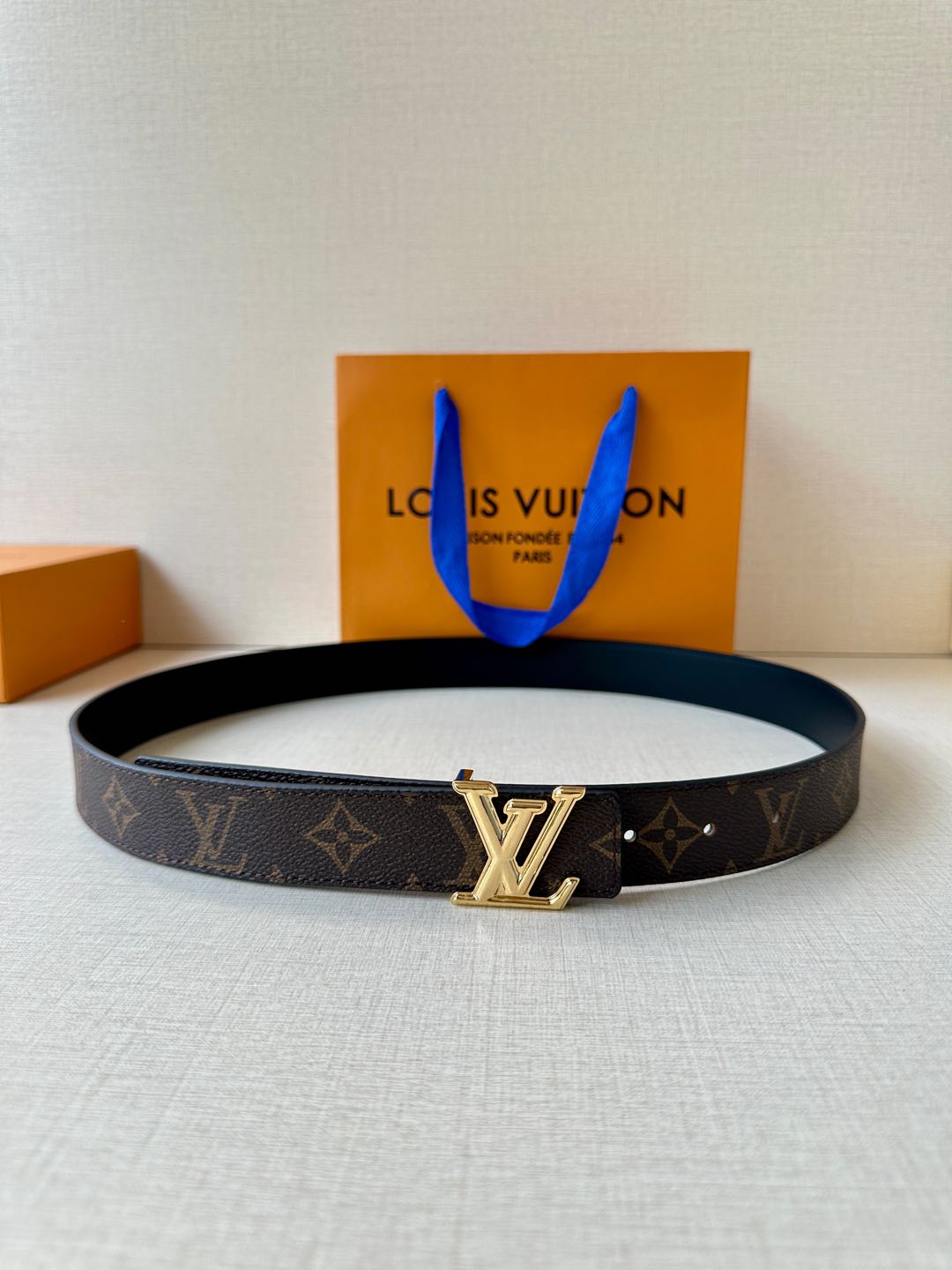  本款3.0宽 LV Initiales 双面腰带拼接光滑牛皮革和标志性 Monogram 帆布，搭配抛