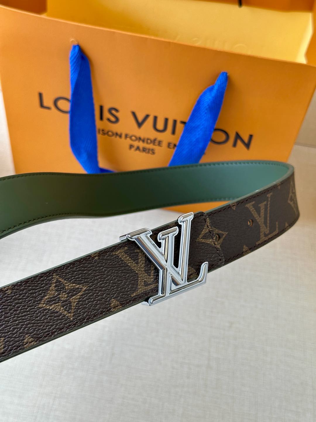  本款3.0宽 LV Initiales 双面腰带拼接光滑牛皮革和标志性 Monogram 帆布，搭配抛