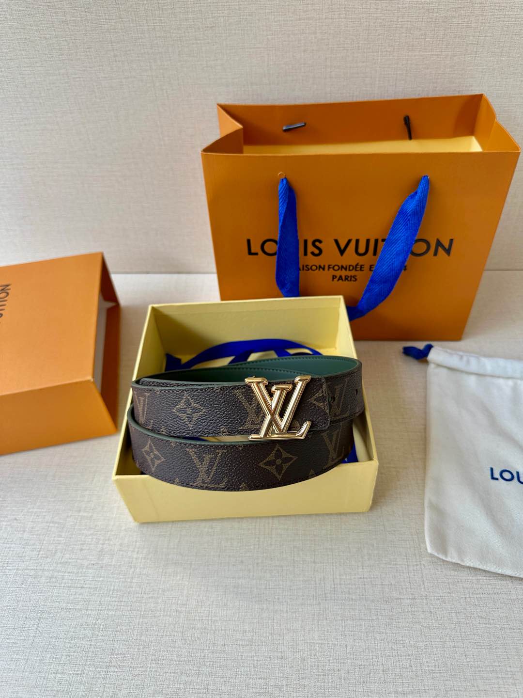  本款3.0宽 LV Initiales 双面腰带拼接光滑牛皮革和标志性 Monogram 帆布，搭配抛