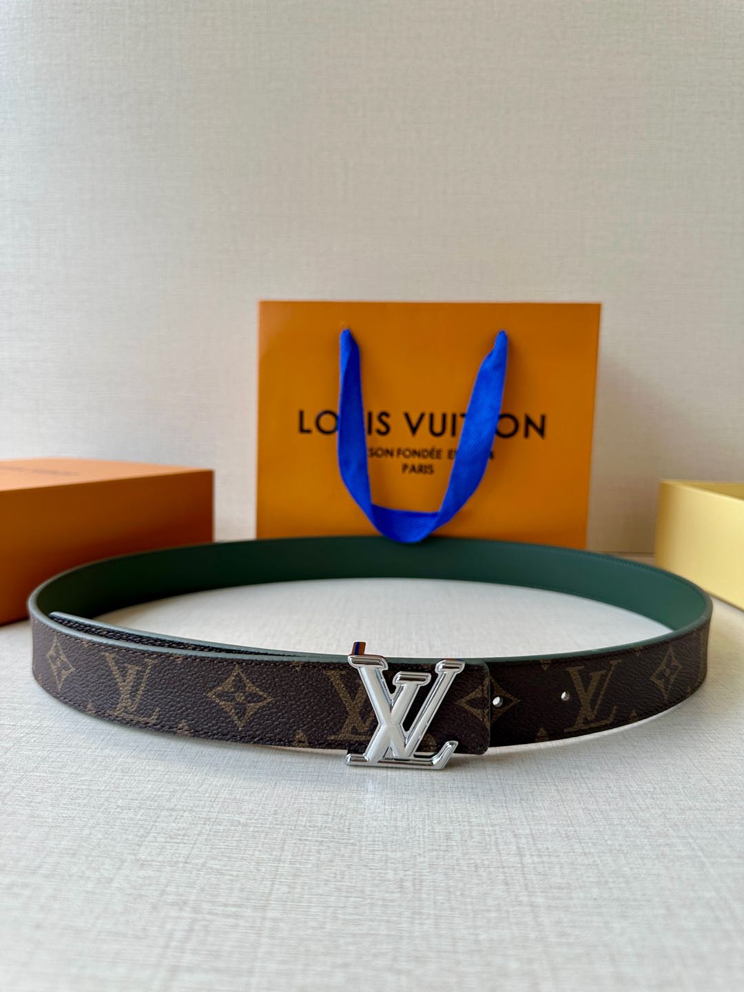  本款3.0宽 LV Initiales 双面腰带拼接光滑牛皮革和标志性 Monogram 帆布，搭配抛