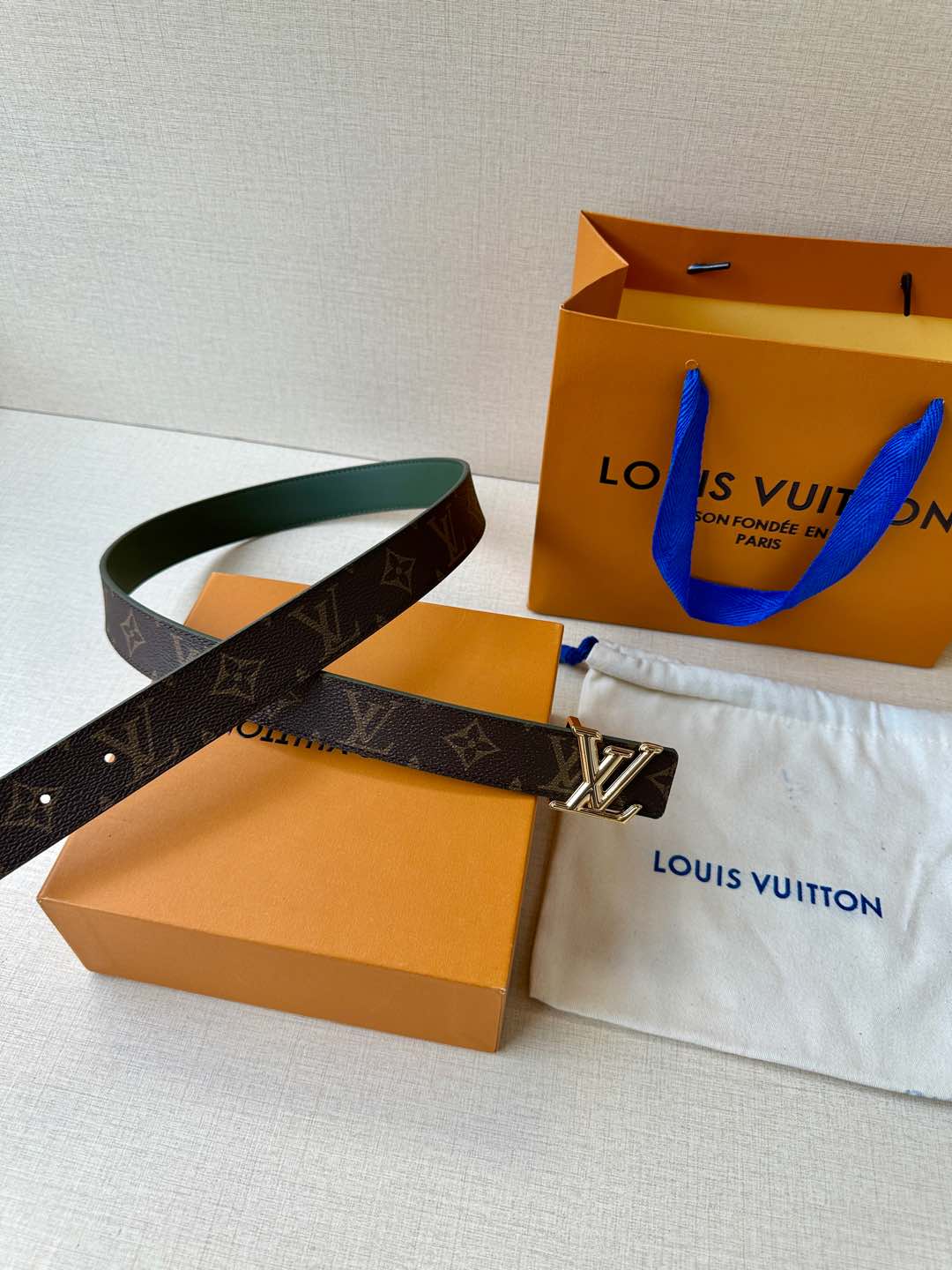  本款3.0宽 LV Initiales 双面腰带拼接光滑牛皮革和标志性 Monogram 帆布，搭配抛