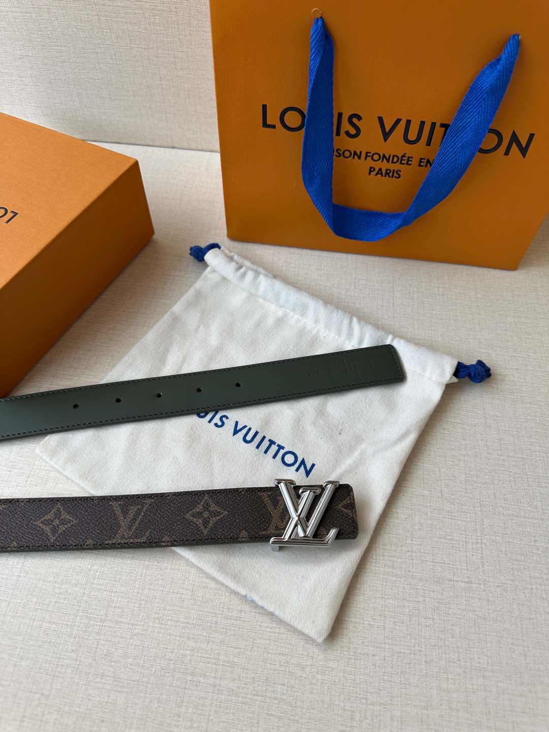  本款3.0宽 LV Initiales 双面腰带拼接光滑牛皮革和标志性 Monogram 帆布，搭配抛