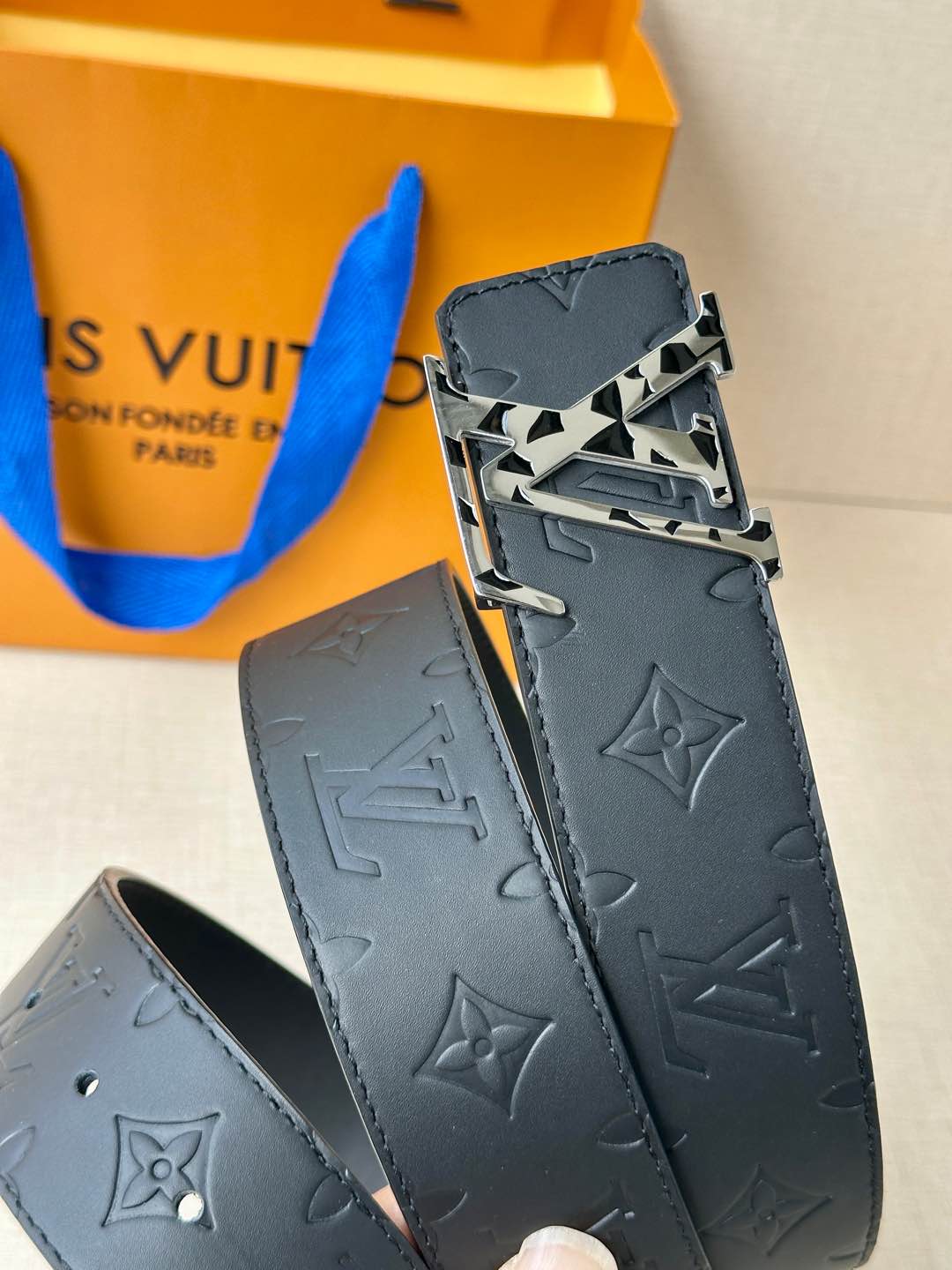  4.0宽 LV Initiales Pearls 双面皮革腰带以 Monogram 压纹和光滑质感演绎