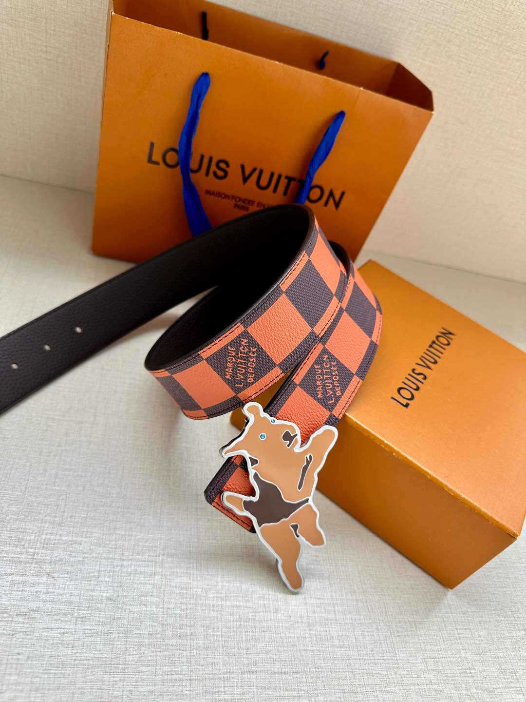  本款4.0宽 LV Initiales 双面腰带出自 2024 春夏男装秀场，为 Damier Pop