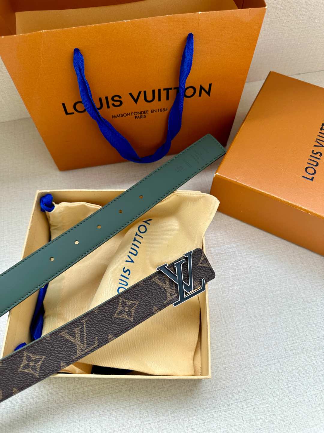  LV Initiales 3.0宽双面腰带以牛皮革搭配品牌标志性的 Damier Cobalt 帆布，