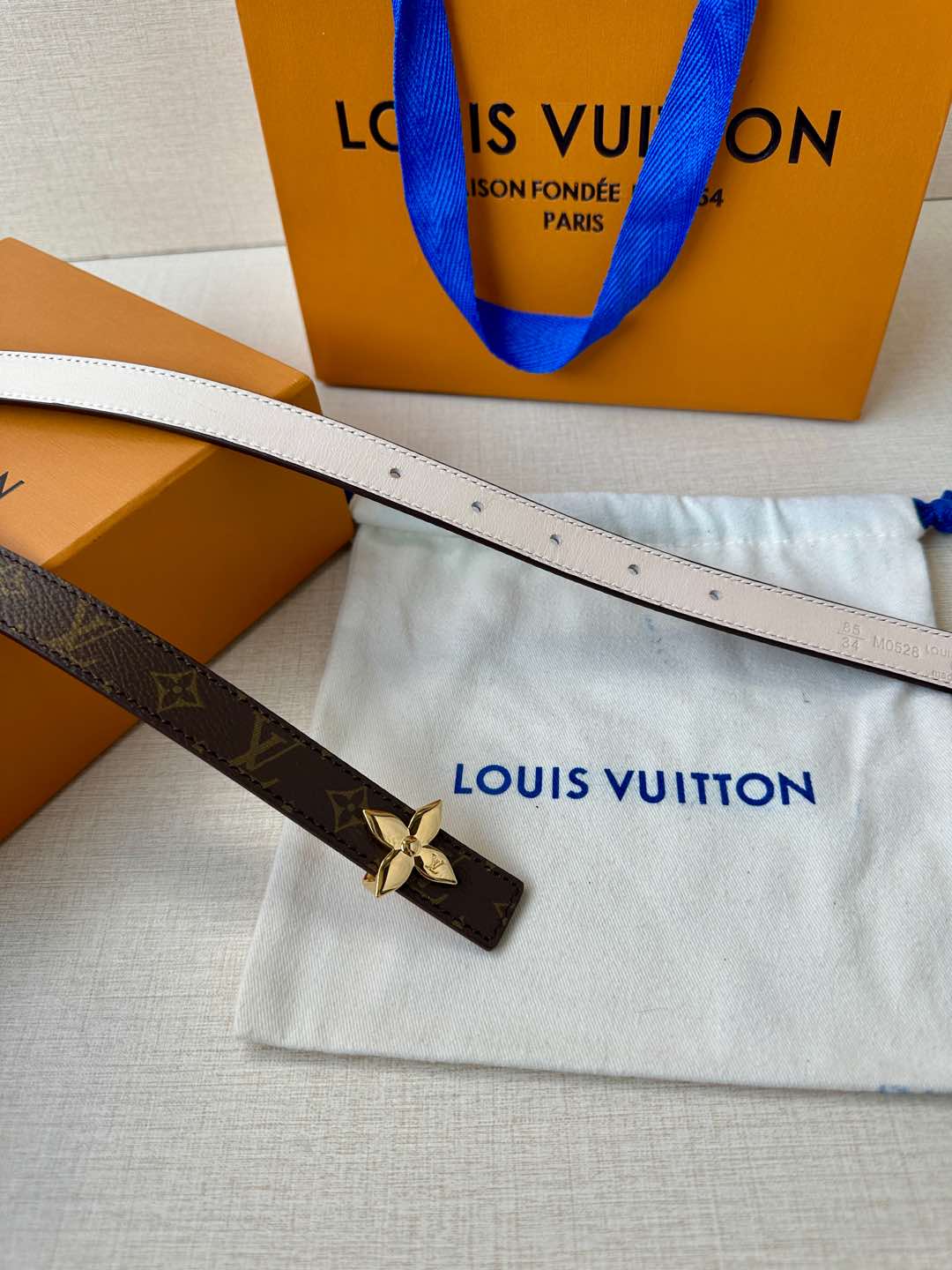  2.0宽 LV Mini Flowergram 双面腰带取材 Monogram 帆布和缝线皮革，以尖瓣