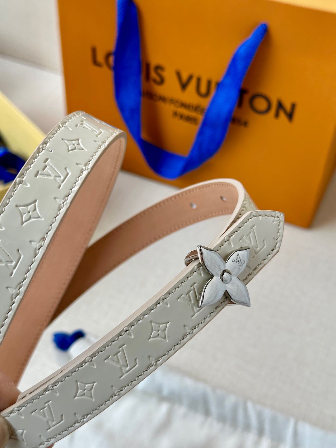  2.0宽 本款 LV Iconic 双面腰带以纤细剪裁迎接新季，搭配标志性 Iconic 搭扣，无论展