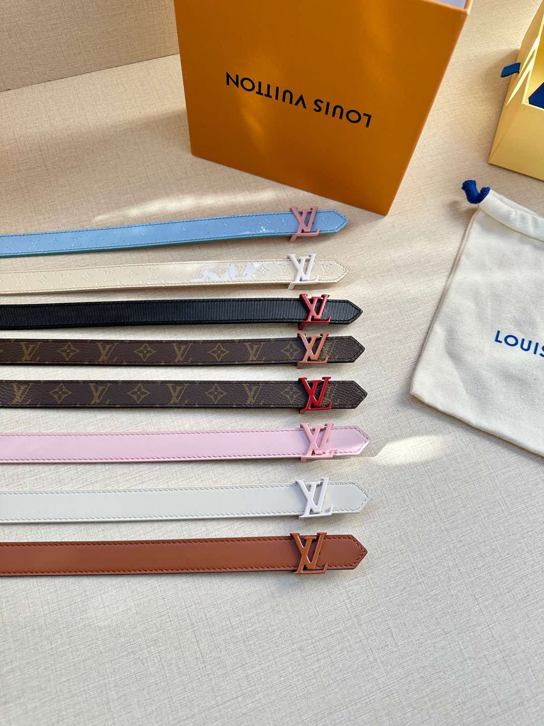  2.0宽 本款 LV Iconic 双面腰带以纤细剪裁迎接新季，搭配新款标志性 Iconic 搭扣，无