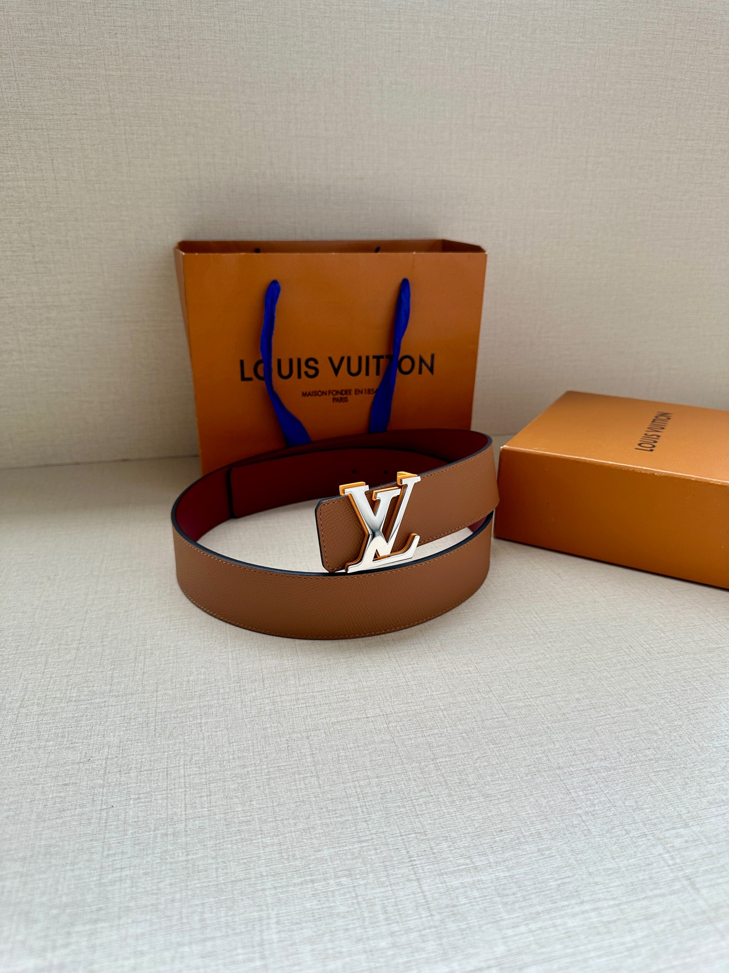  LV4.0宽 Rays 双面腰带为中央搭扣镂刻细密纹理，进口手掌纹枣红底 临摹日光照射时的灿烂光线，可