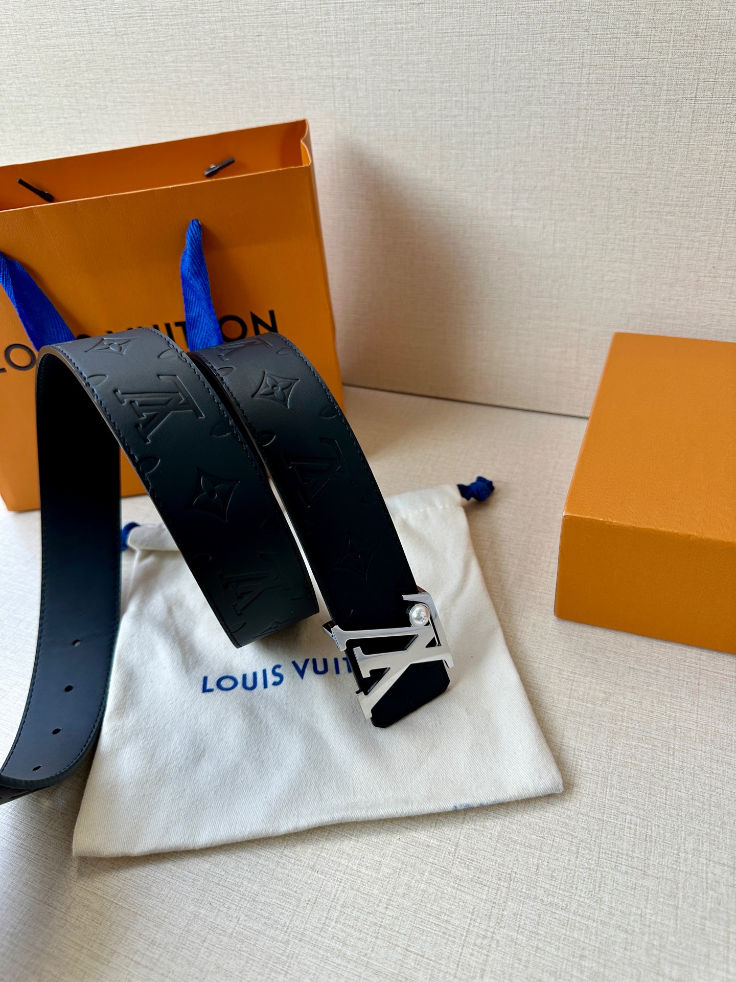 4.0宽 LV Initiales Pearls 双面皮革腰带以 Monogram 压纹和光滑质感演绎两