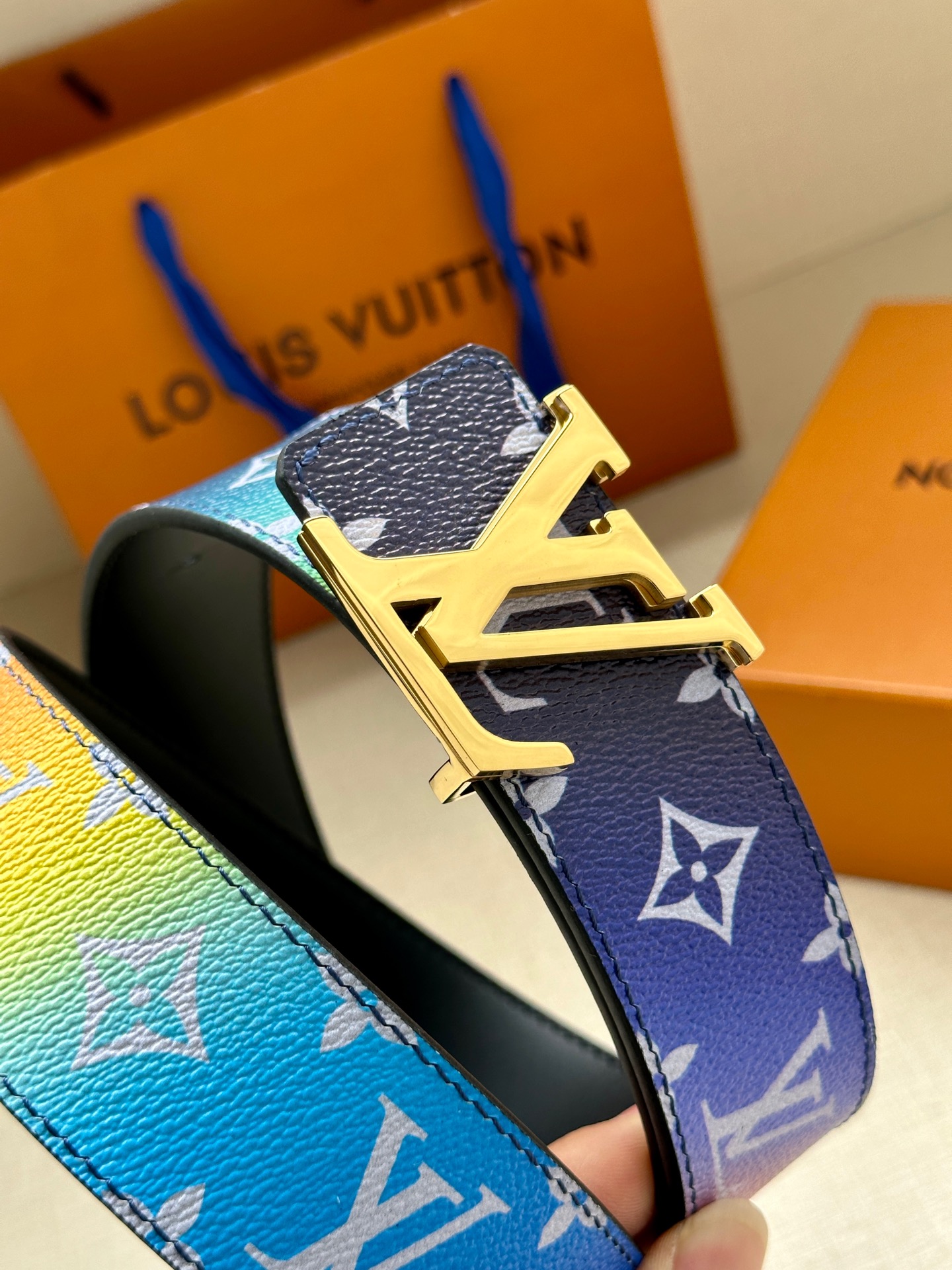  4.0宽LV Pyramide This Is Not MNG 双面腰带令 Monogram 图案沉入