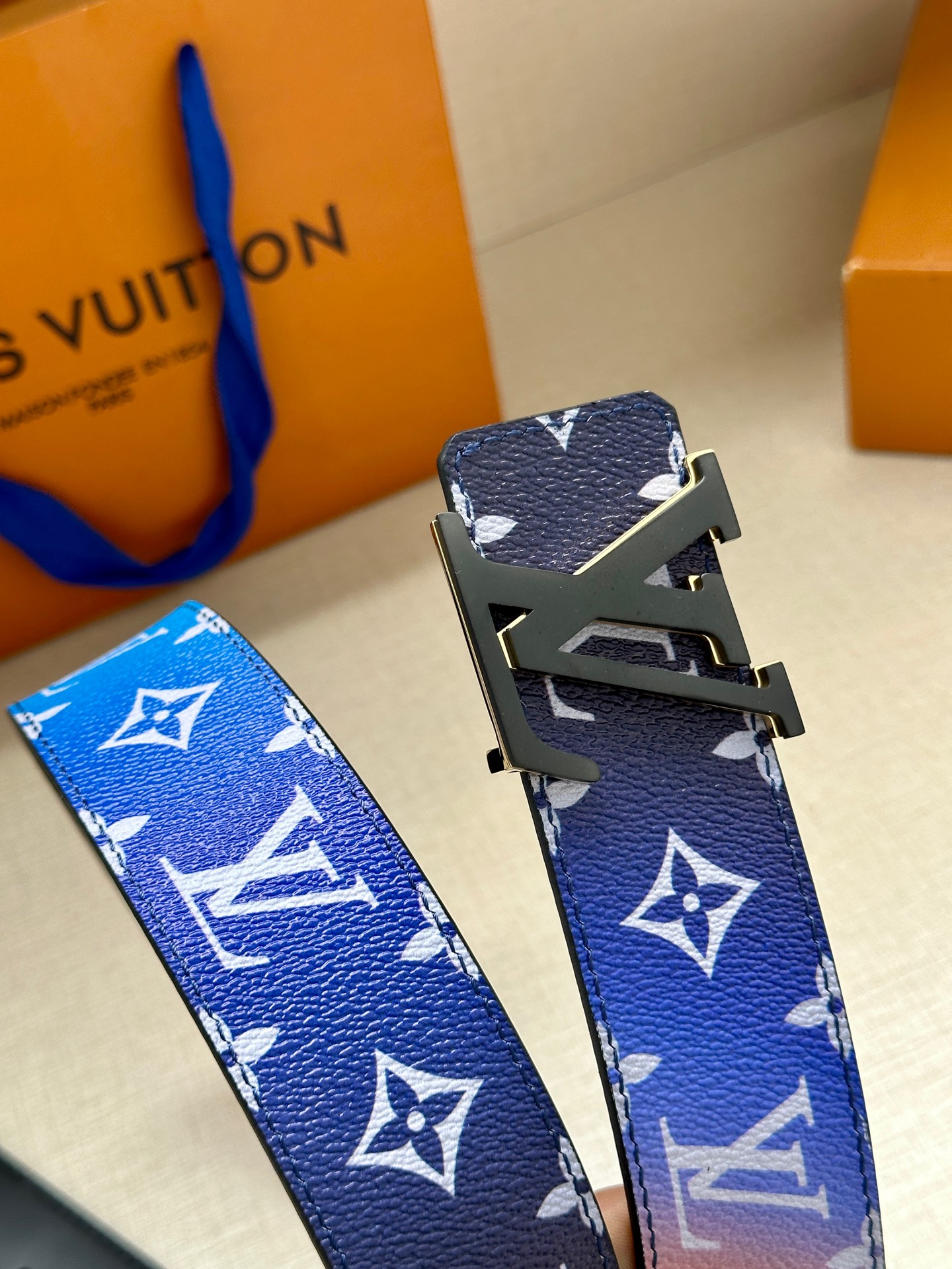  4.0宽LV Pyramide This Is Not MNG 双面腰带令 Monogram 图案沉入