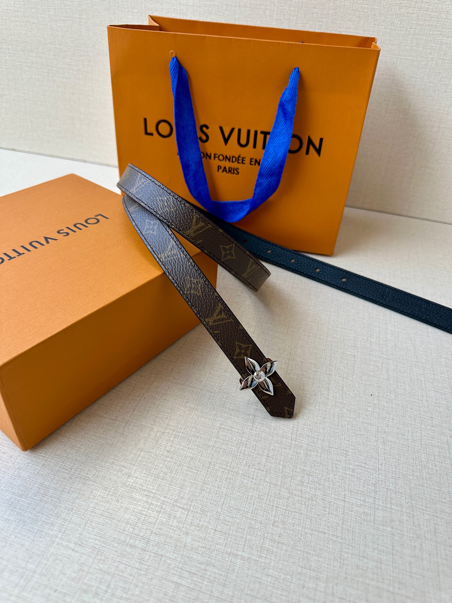  2.0宽 LV Mini Flowergram 双面腰带取材 Monogram 帆布和缝线皮革，以尖瓣