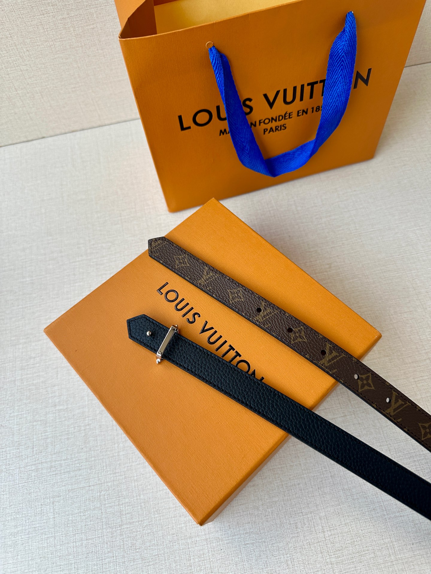  2.0宽 LV Mini Flowergram 双面腰带取材 Monogram 帆布和缝线皮革，以尖瓣