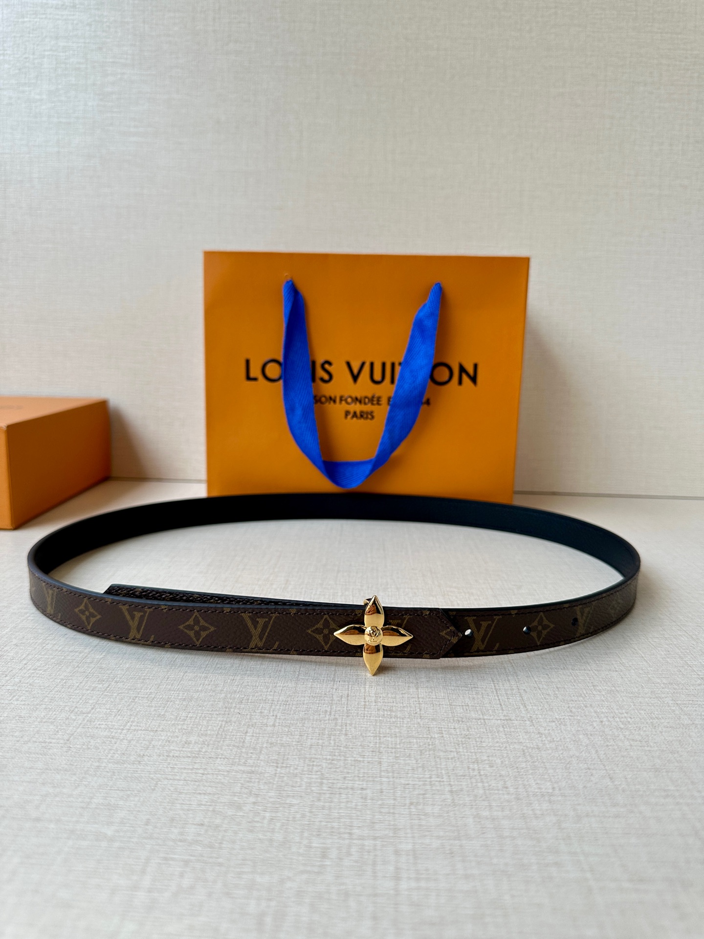  2.0宽 LV Mini Flowergram 双面腰带取材 Monogram 帆布和缝线皮革，以尖瓣