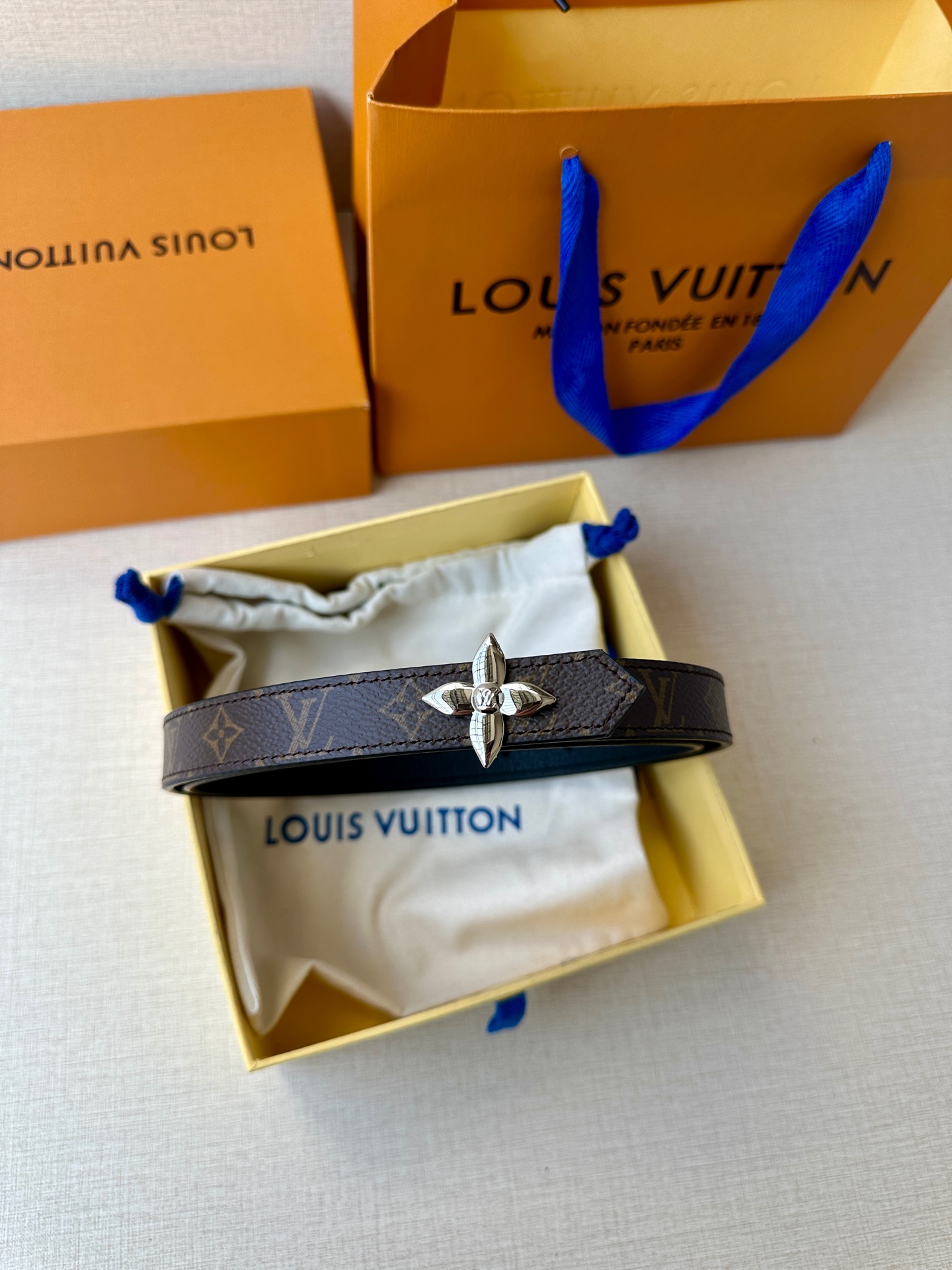  2.0宽 LV Mini Flowergram 双面腰带取材 Monogram 帆布和缝线皮革，以尖瓣