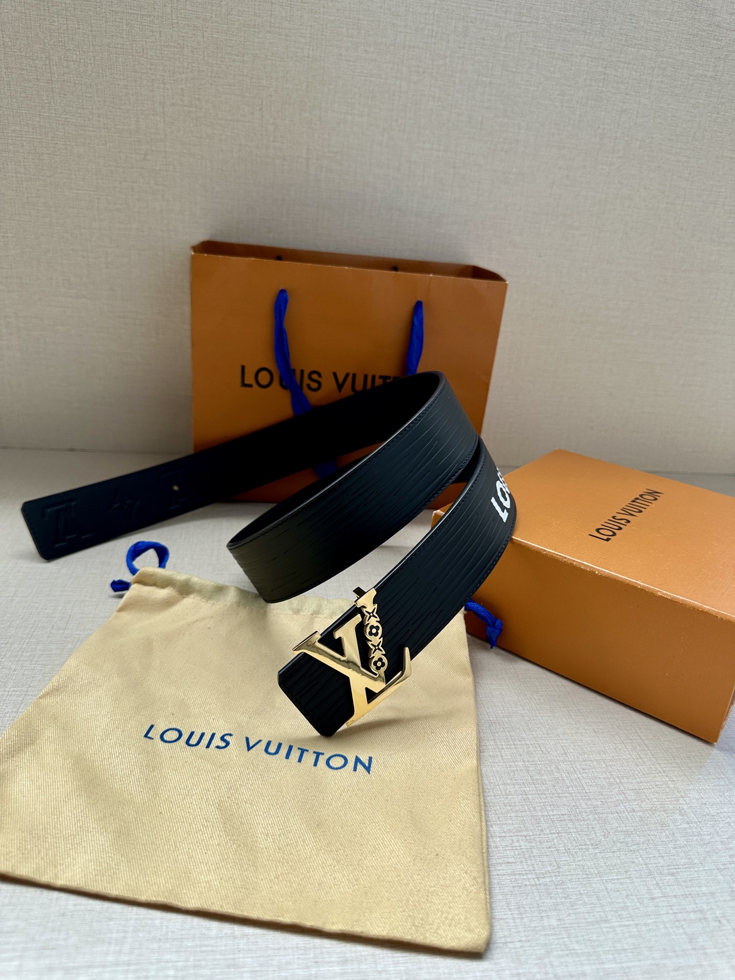 LV 4.0宽 可逆带可以在两种方式Monogram Shadow皮革