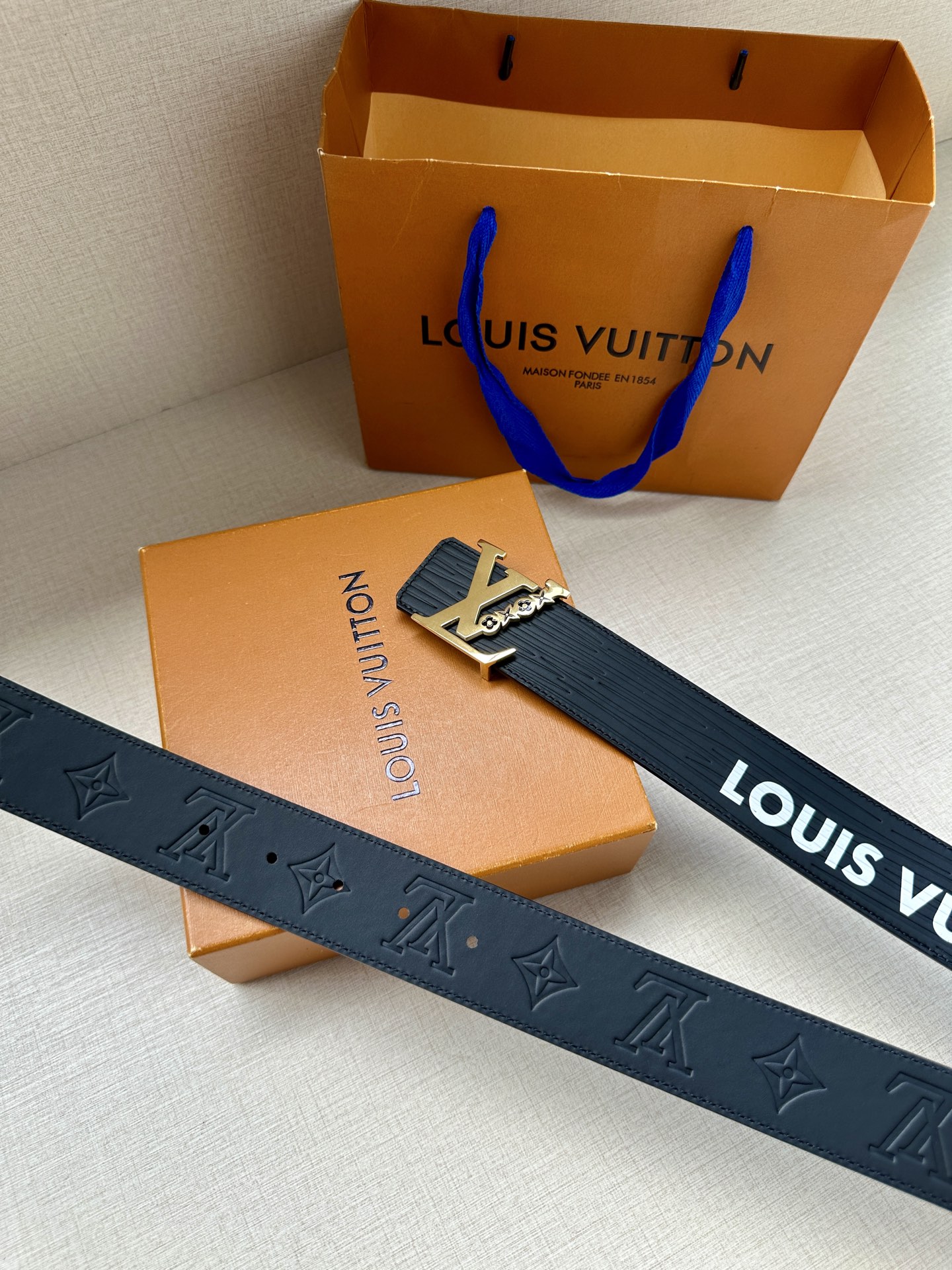 LV 4.0宽 可逆带可以在两种方式Monogram Shadow皮革