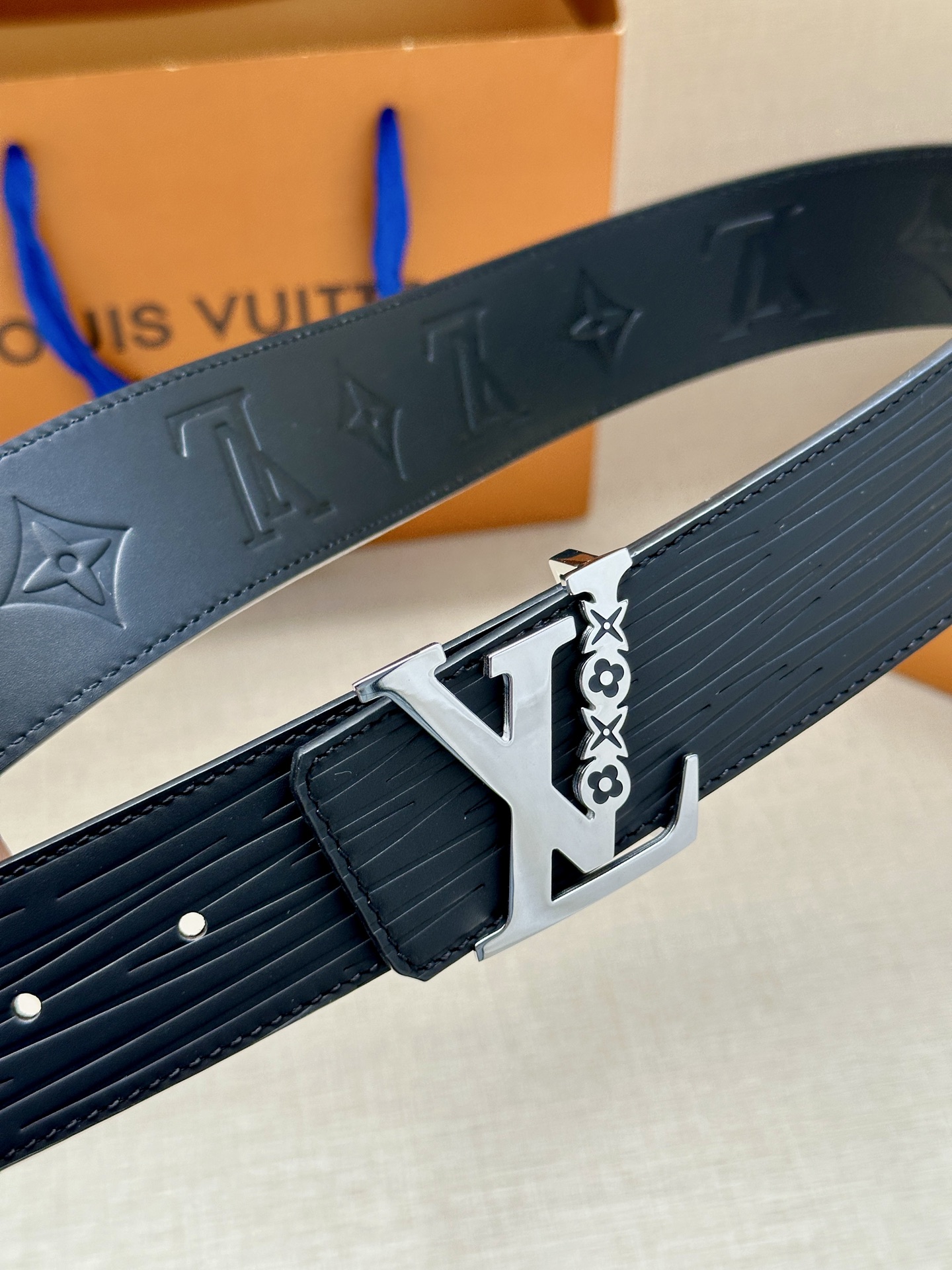 LV 4.0宽 可逆带可以在两种方式Monogram Shadow皮革