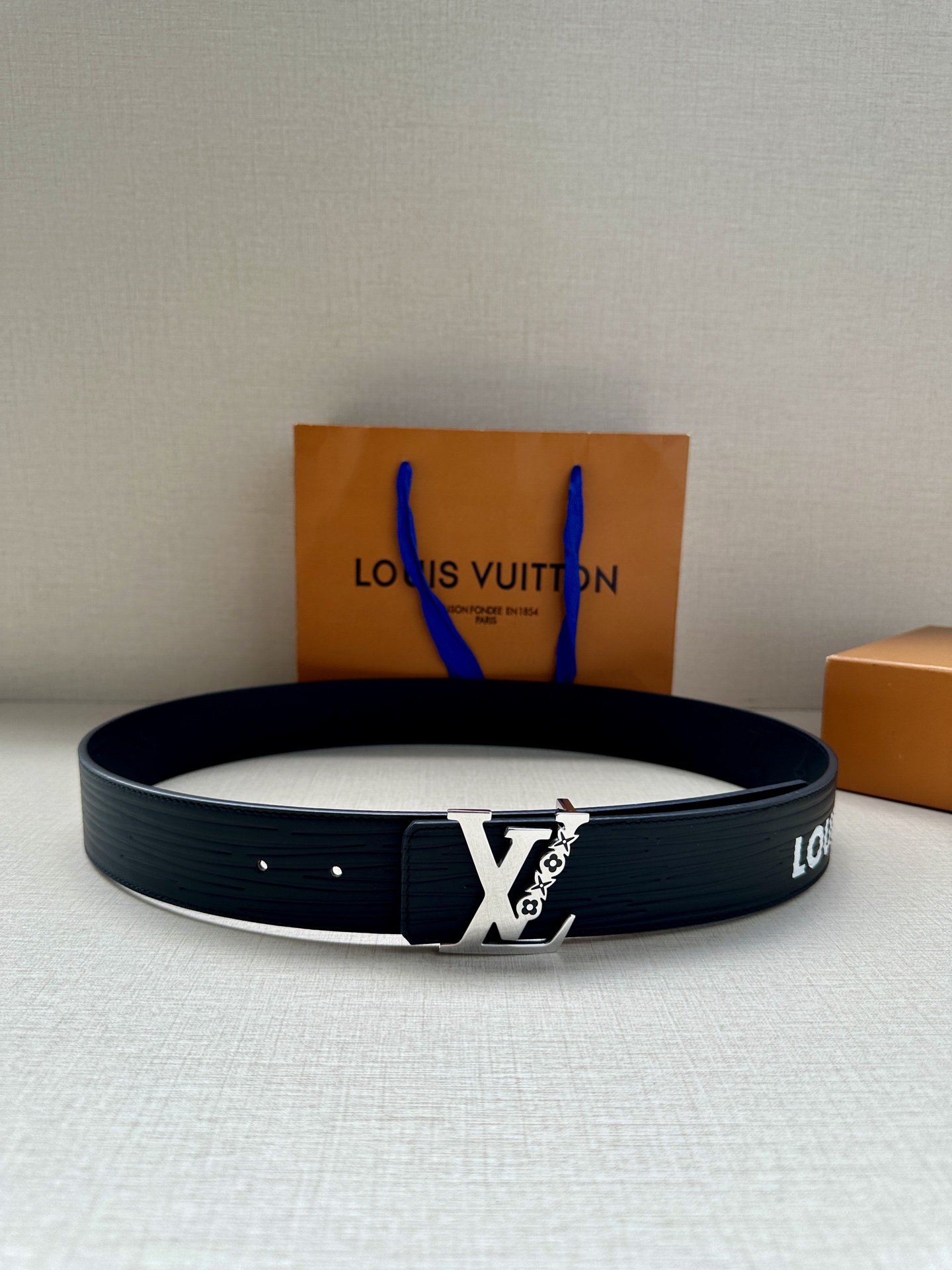 LV 4.0宽 可逆带可以在两种方式Monogram Shadow皮革