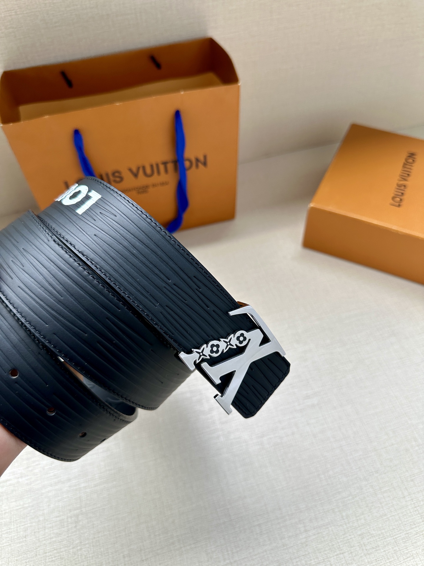 LV 4.0宽 可逆带可以在两种方式Monogram Shadow皮革