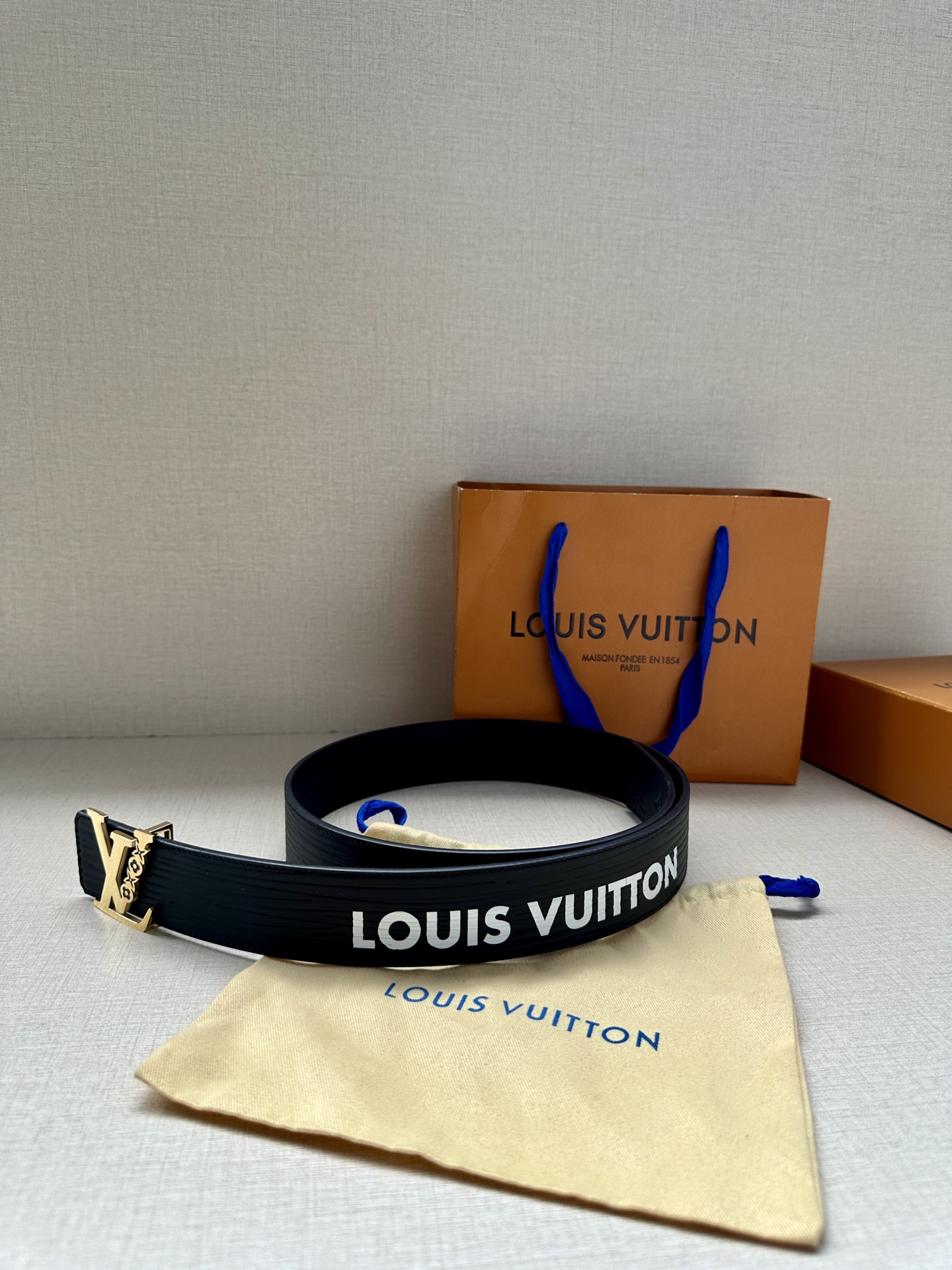 LV 4.0宽 可逆带可以在两种方式Monogram Shadow皮革