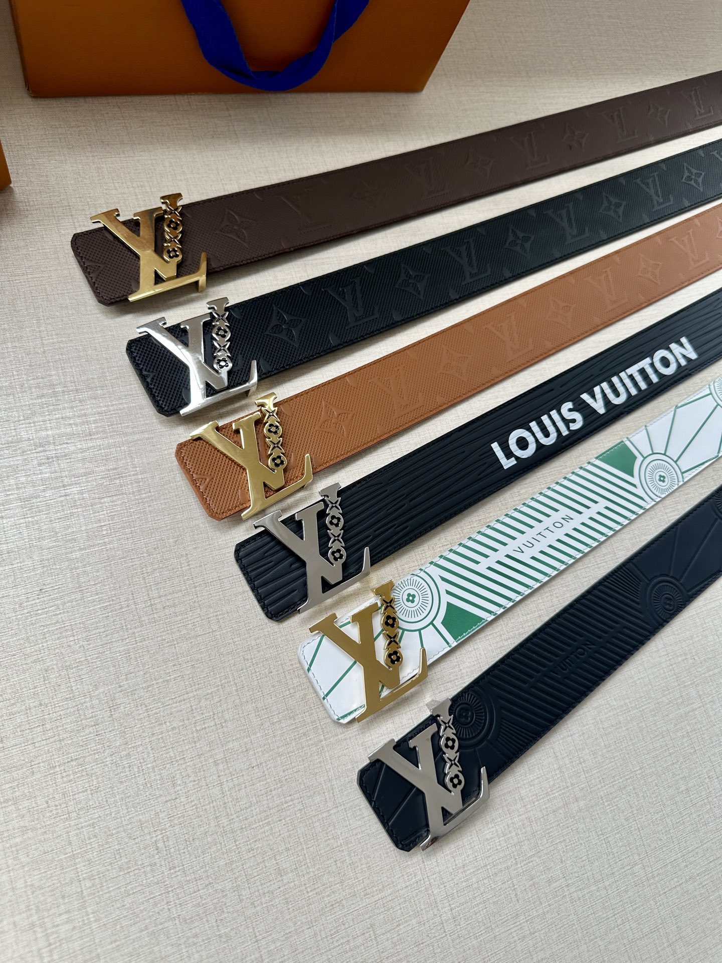 LV 4.0宽 可逆带可以在两种方式Monogram Shadow皮革