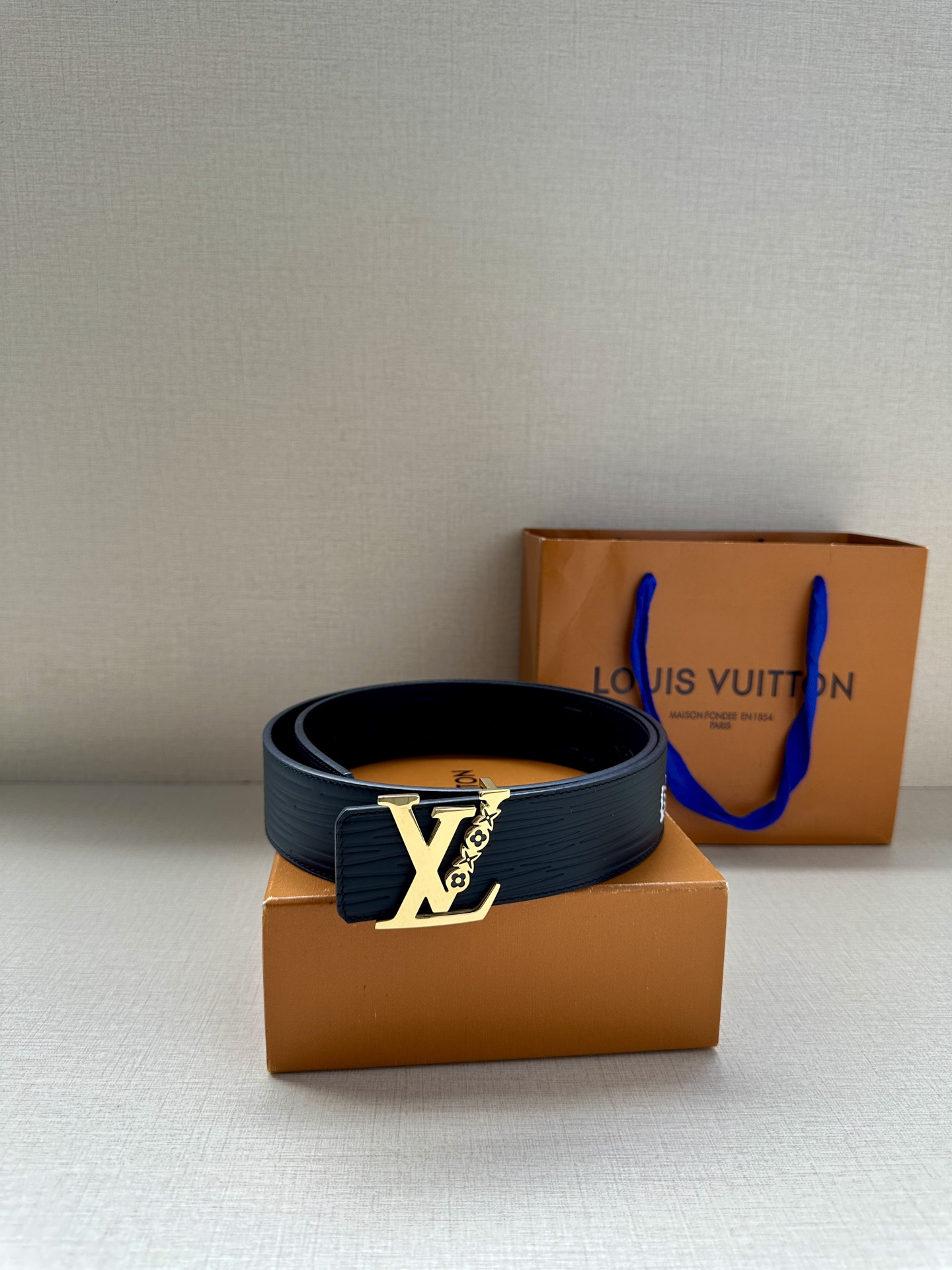 LV 4.0宽 可逆带可以在两种方式Monogram Shadow皮革
