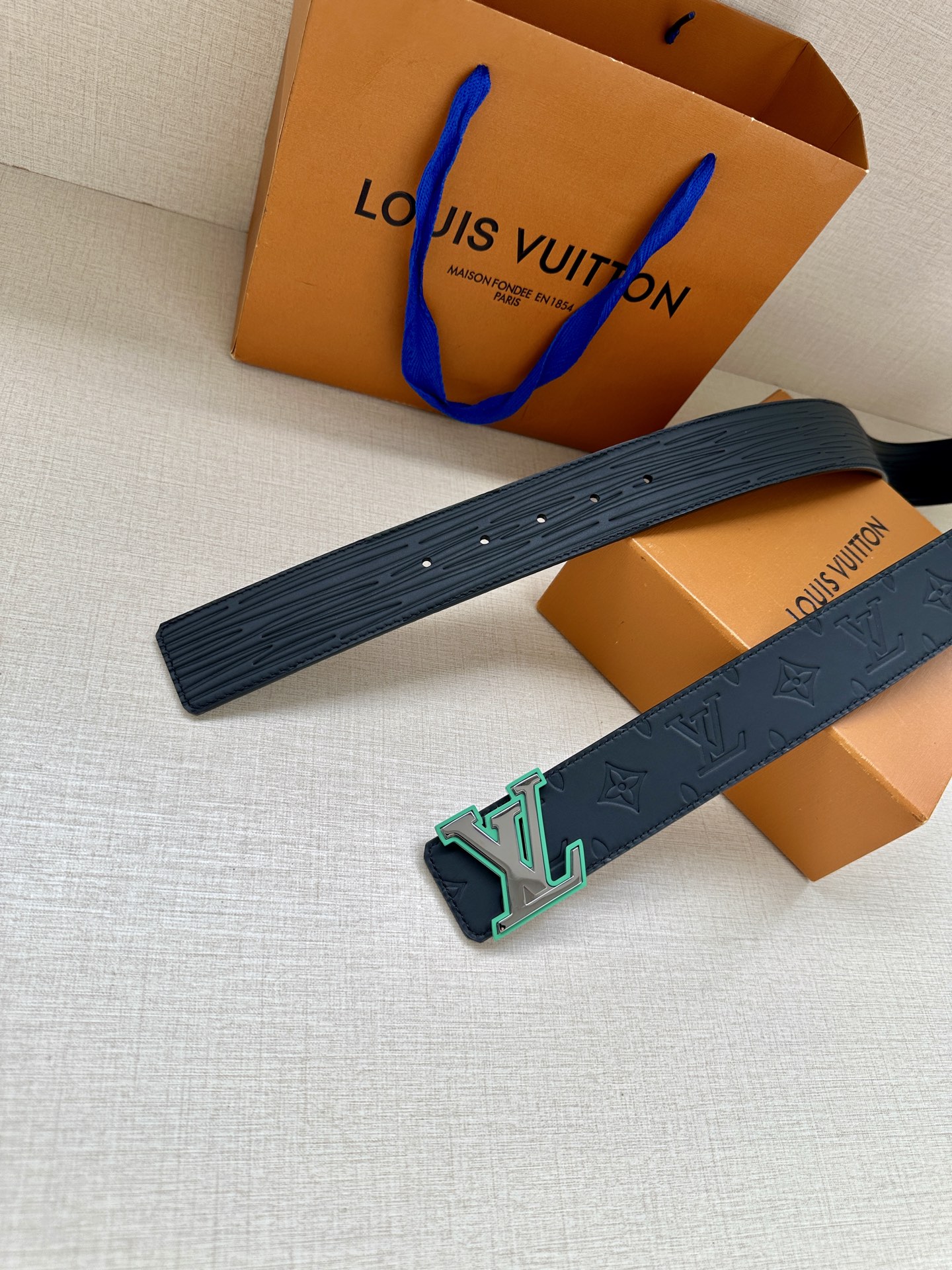 本季新款 LV印记4.0宽 可逆皮带为下班时的外观带来了新鲜的街头服饰精神